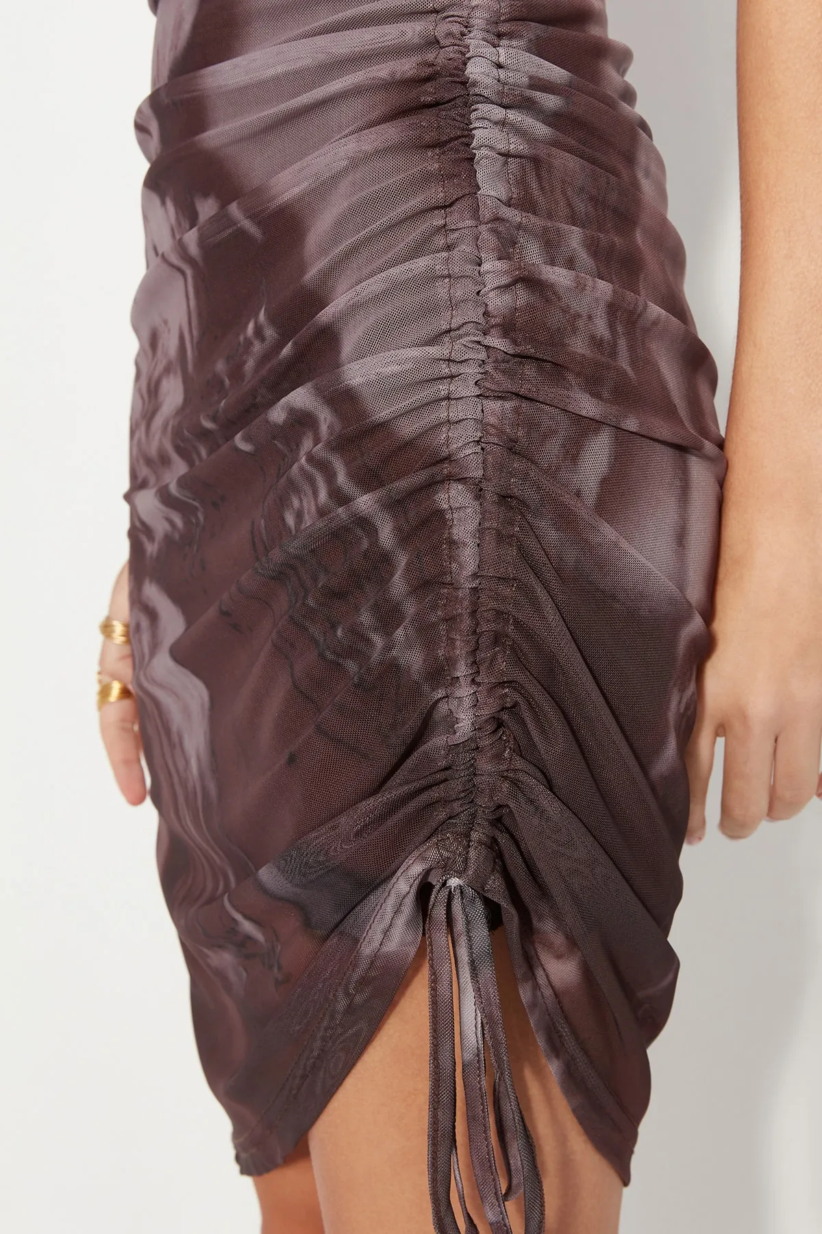 Trendyol Collection  Braun bedrucktes Mini-Strickkleid aus Tüll mit Raffungen, figurbetont und gefüttert TWOSS23EL00426