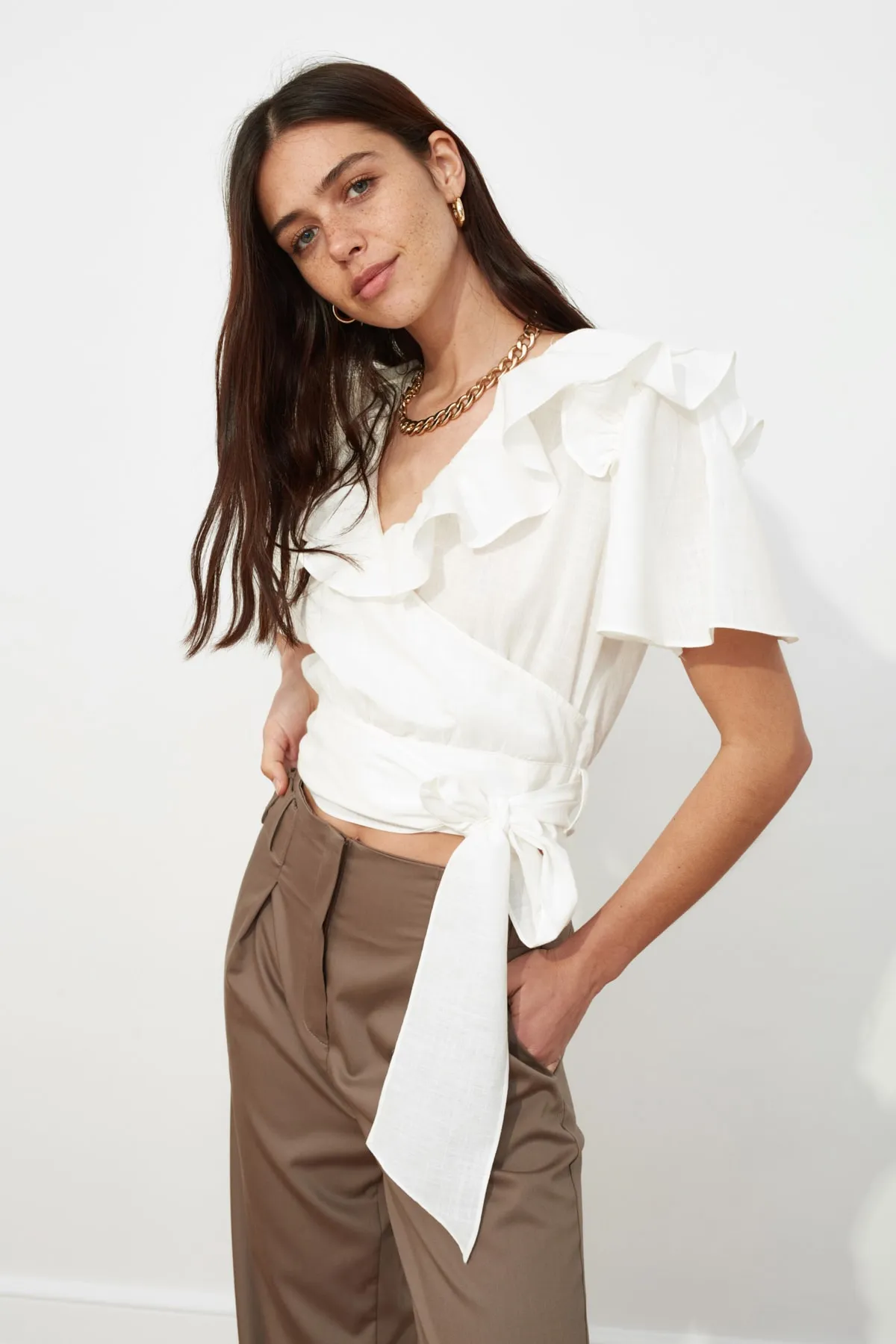 Trendyol Collection  Ecrufarbene, gewebte Bluse mit Rüschen und Bindedetail TWOSS20BZ0351