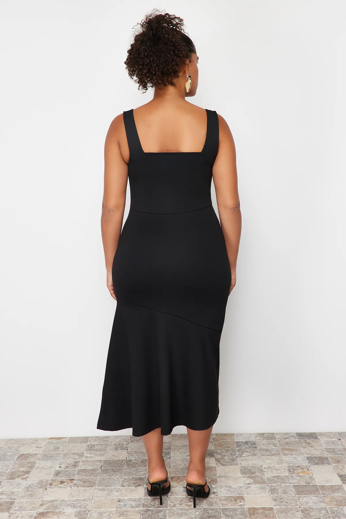 Trendyol Curve  Schwarzes Midi-Strickkleid mit Rüschendetail TBBSS24AH00048
