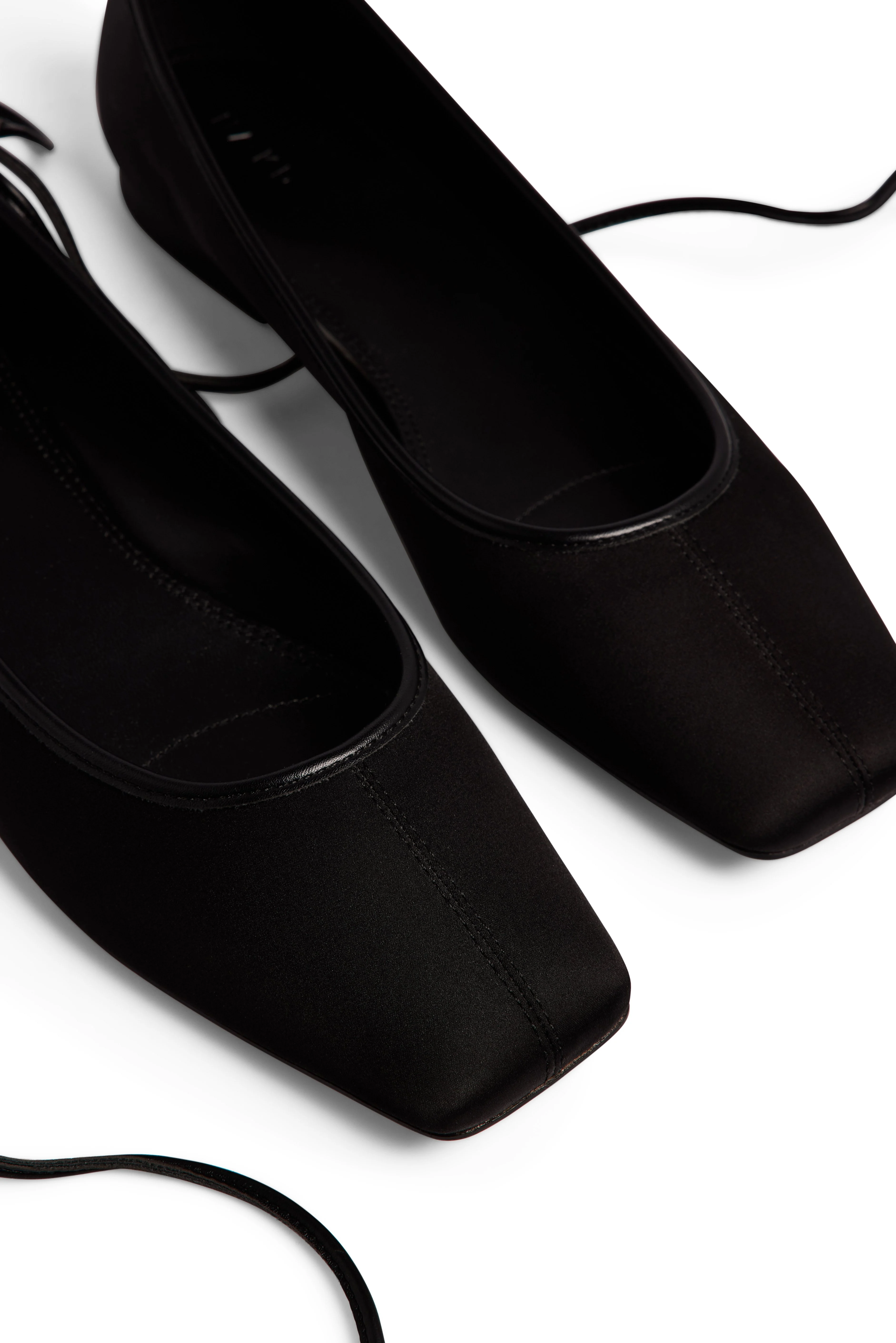 Ballerinas mit eckiger Spitze und Riemendetail