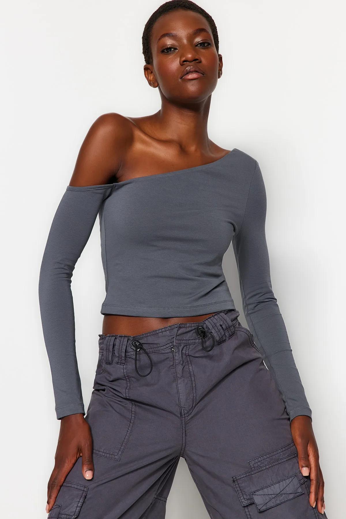 Trendyol Collection  Anthrazitfarbene One-Shoulder-Baumwollbluse mit dehnbarer Passform und kurzem Schnitt TWOAW24BZ00099