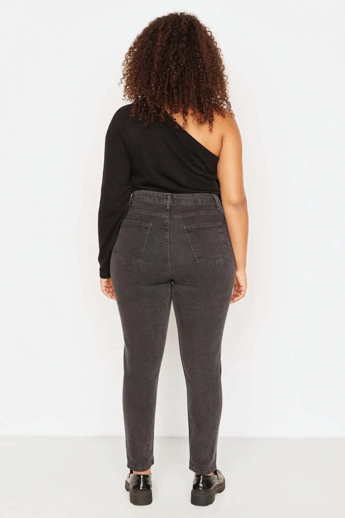 Trendyol Curve  Graue Röhrenjeans mit hoher Taille TBBSS22JE0075