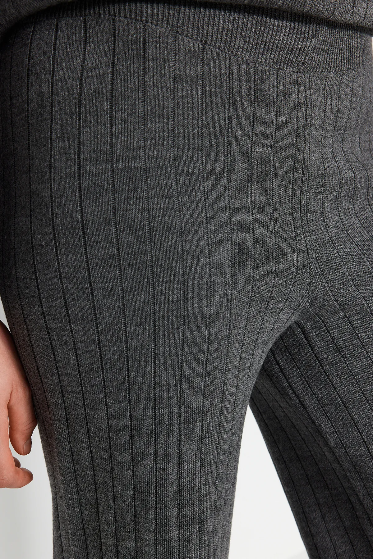 Trendyol Modest  Geräuchertes Strickset aus geripptem Pullover und Hose mit halbem Rollkragen TCTAW22US0101