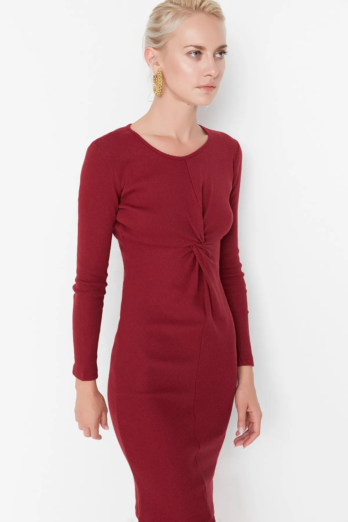 Trendyol Collection  Burgunderfarbenes, schnurgebundenes Mini-Strickkleid mit Knotendetail TWOAW23EL00092