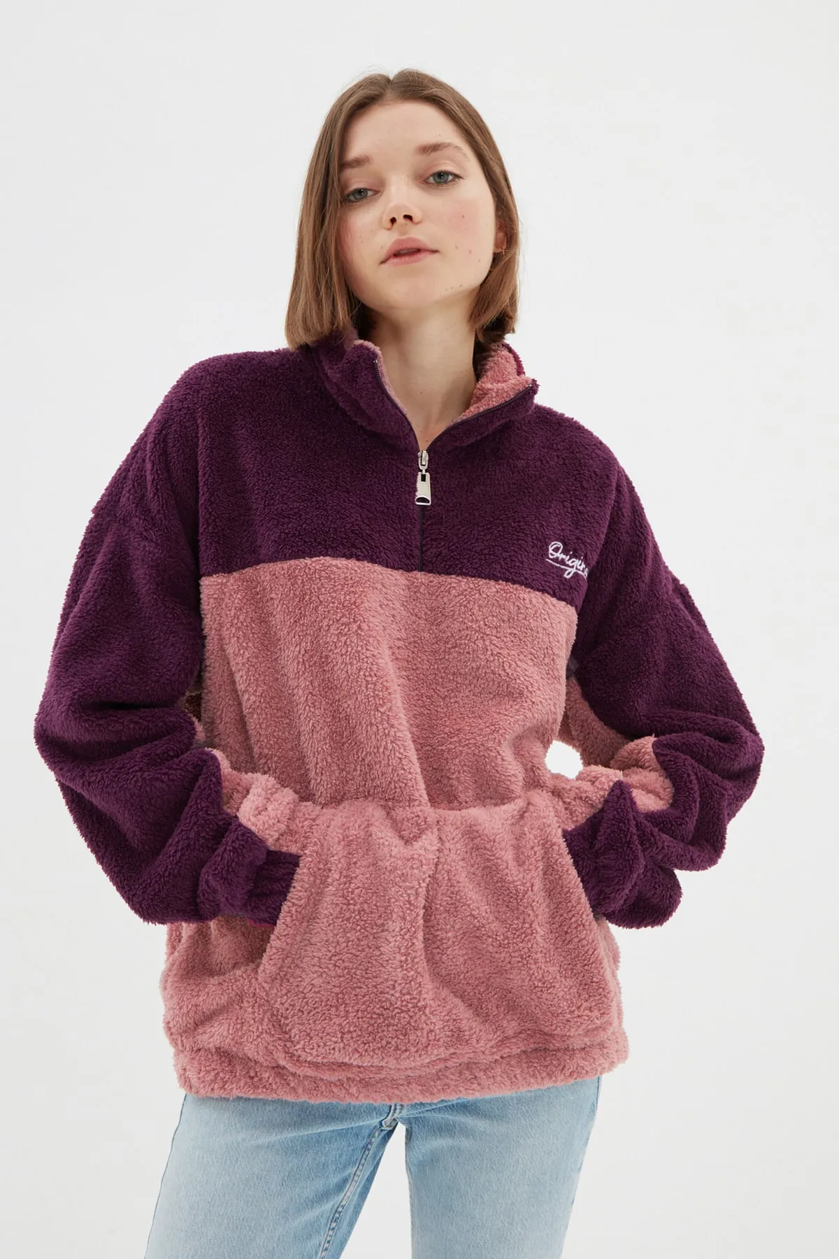 Trendyol Collection  Lila Unisex-Sweatshirt in Übergröße/Weitschnitt, Farbblock, minimale Stickerei, warmes Plüsch-Sweatshirt TMNAW22SW1477