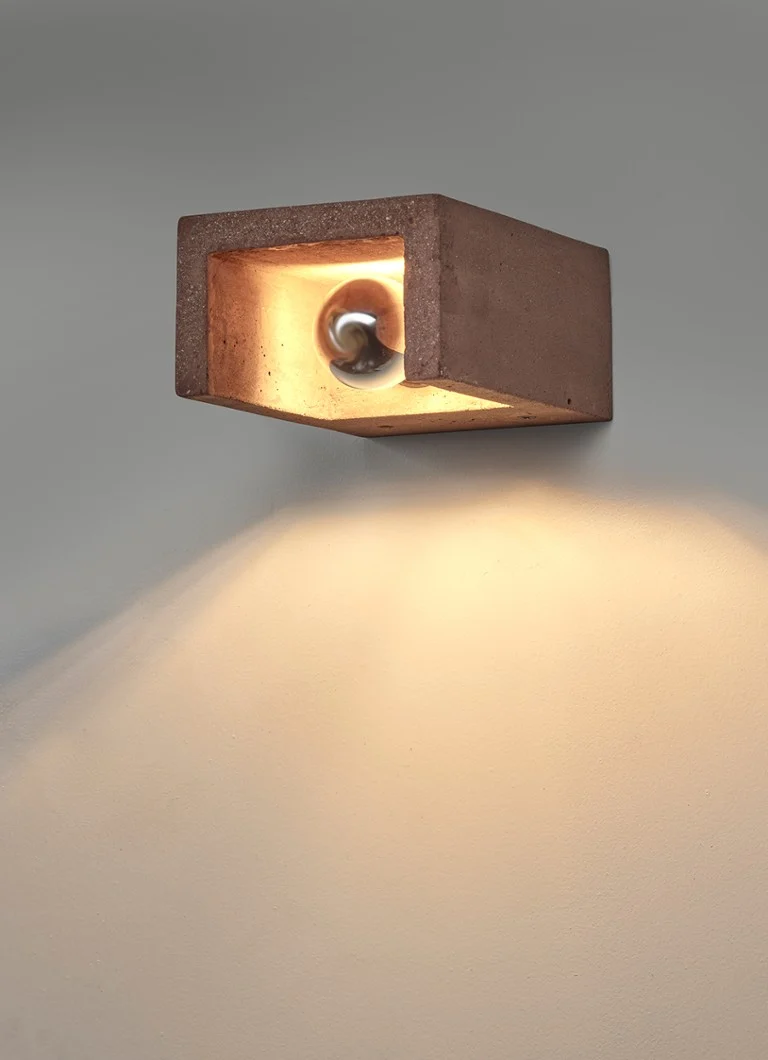 Lampa stołowa Serax Shape o wymiarach 7,5 x 16 x 12 cm.