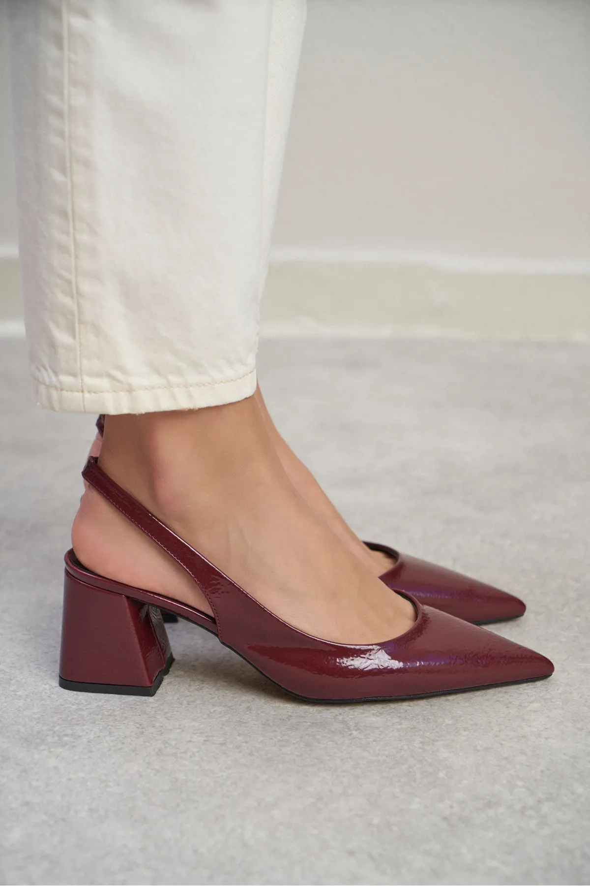 NİŞANTAŞI SHOES  Owen Claret Damen-Schuhe mit Absatz aus rotem Lackleder mit Riemendetail hinten und spitzer Zehenpartie