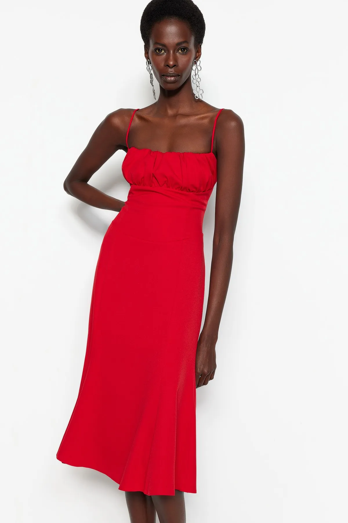 Trendyol Collection  Stilvolles Abendkleid im roten Korsett-Look mit Raffungsdetail TPRSS22EL2025