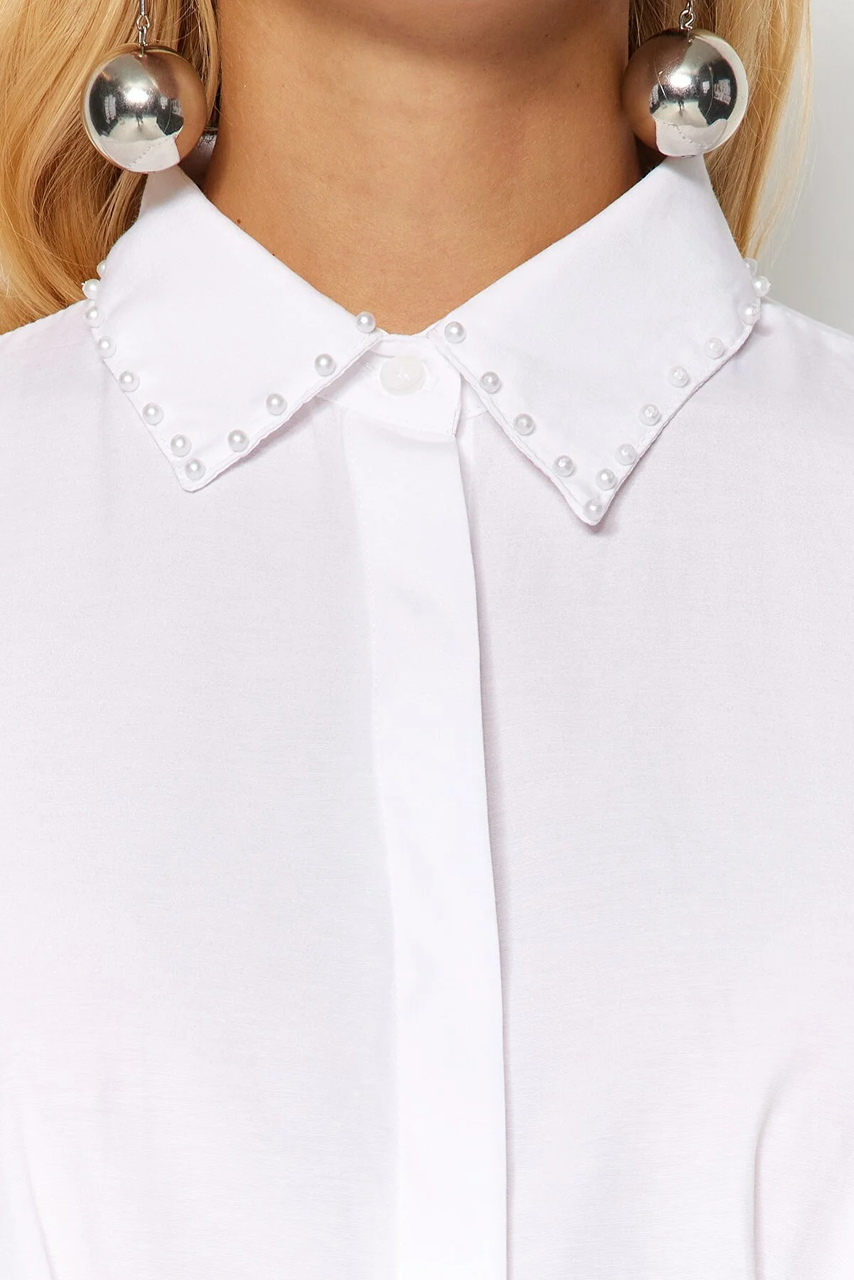 Trendyol Modest  Weißes, tailliertes, gewebtes Hemd mit Perlendetail TCTAW24TG00027