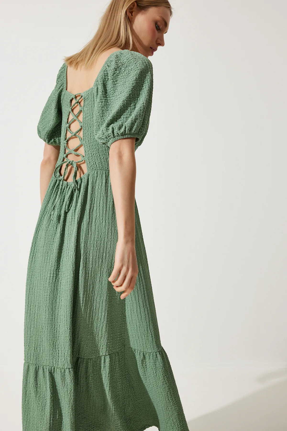 Happiness İstanbul  Strukturiertes Sommerstrickkleid für Damen mit Herzkragen in Grün UB00050