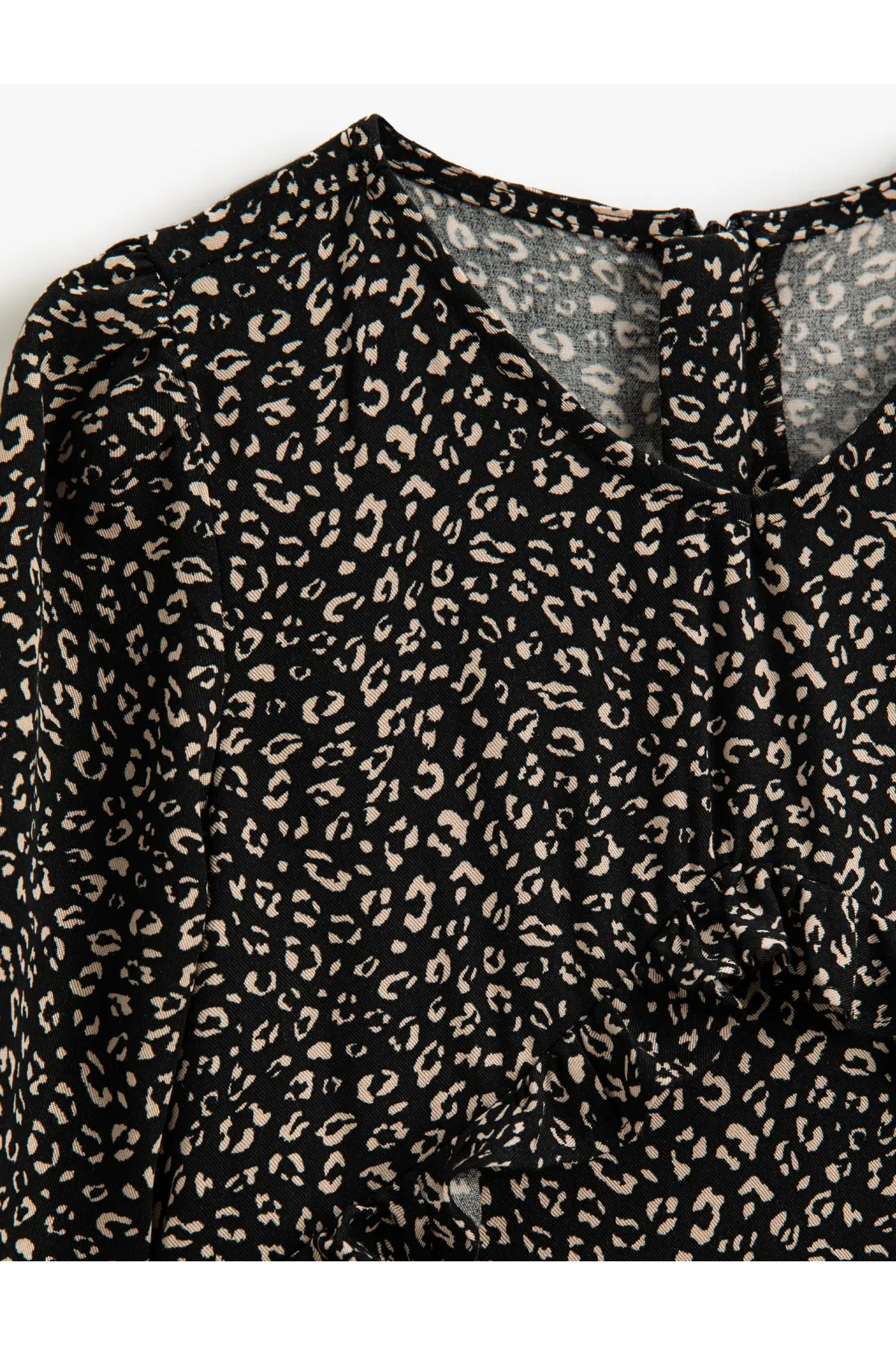 Koton  Rüschenkleid mit Leopardenmuster, lange Ärmel, V-Ausschnitt und elastische Bündchen