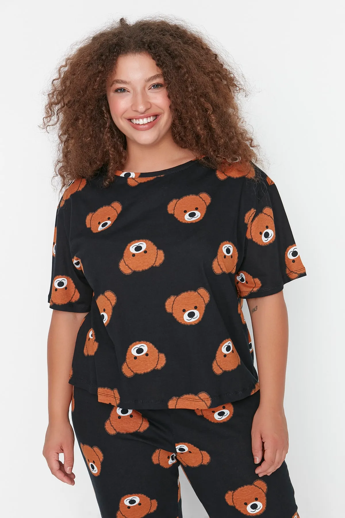 Trendyol Curve  Anthrazitfarbenes Pyjama-Set aus Strick mit Teddybär-Muster TBBAW23AI00039