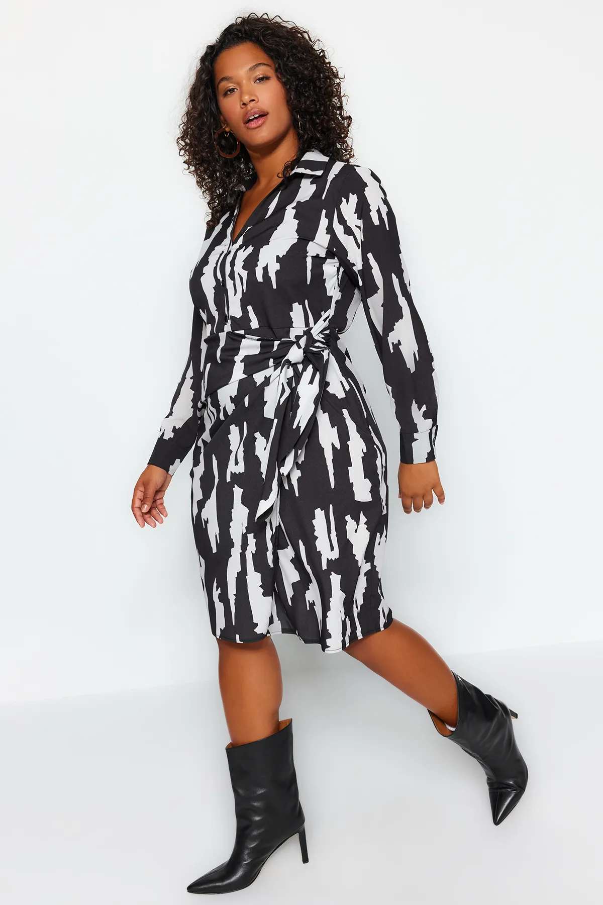 Trendyol Curve  Schwarz-weißes Midi-Webkleid mit Wickelbindung und Details TBBAW24AH00047