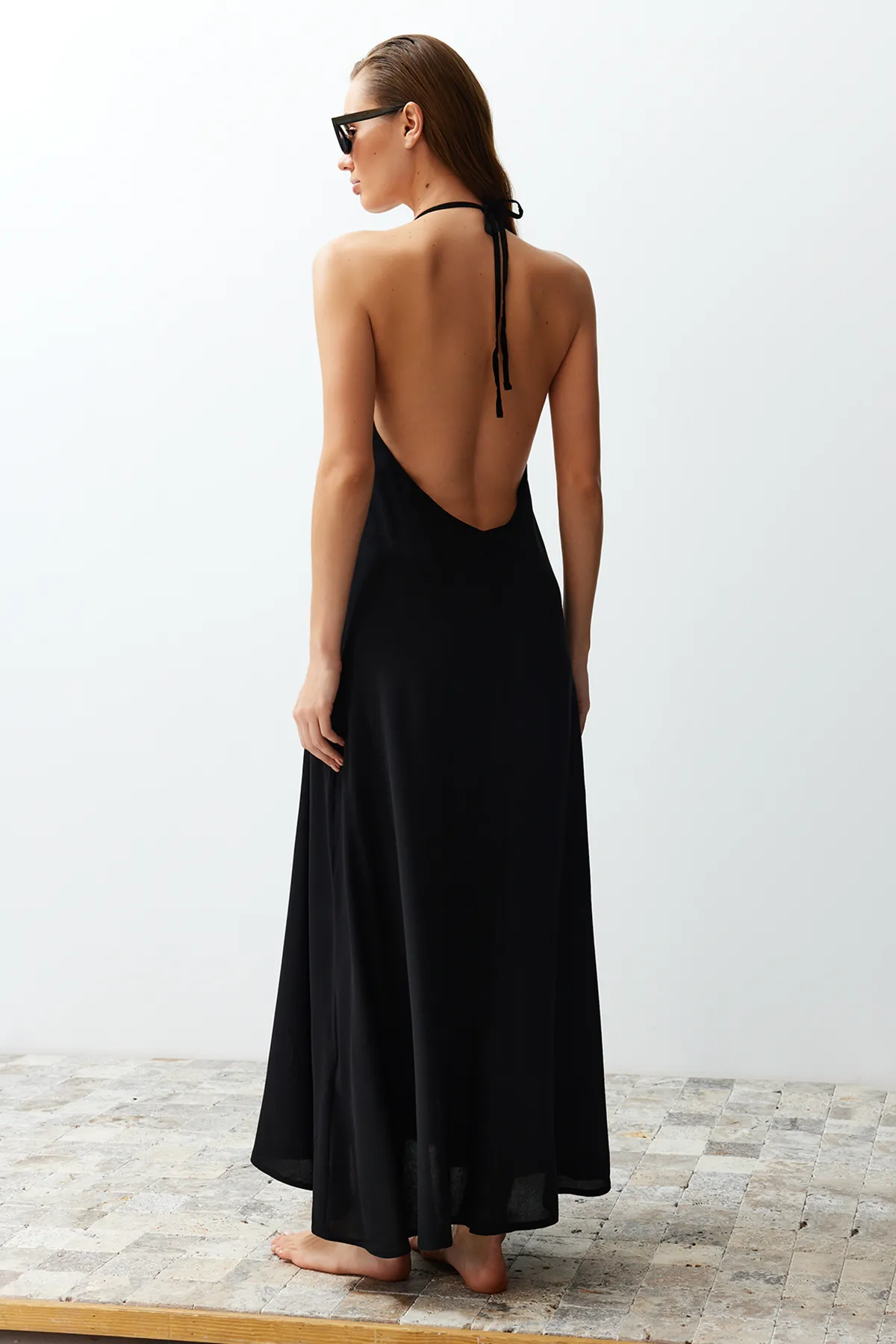 Trendyol Collection  Schwarzes Maxi-Strandkleid mit gewebtem Rücken und tiefem Ausschnitt TBESS24EL00022