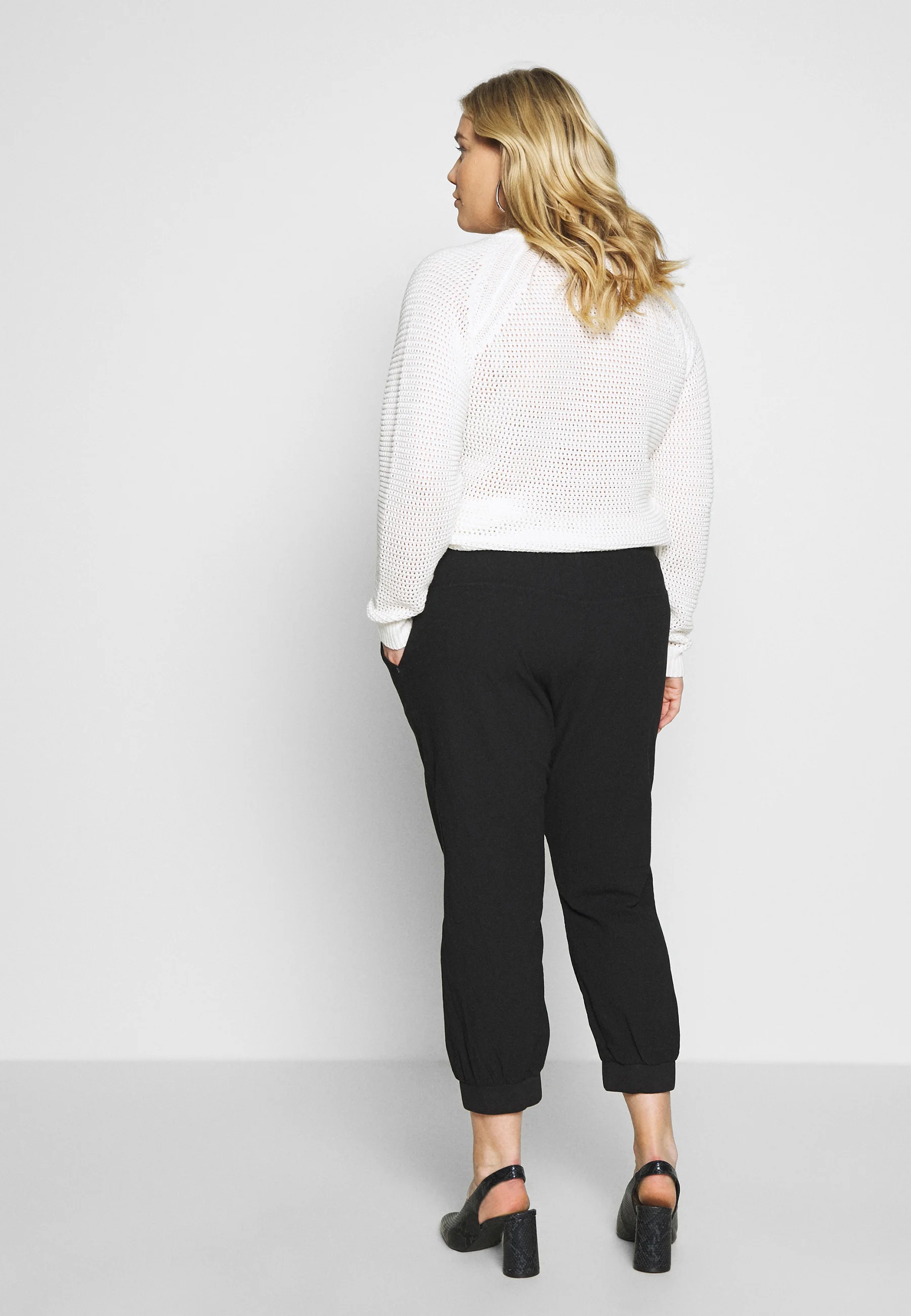 Pantalones capri Kaffe Curve - Pantalones cortos