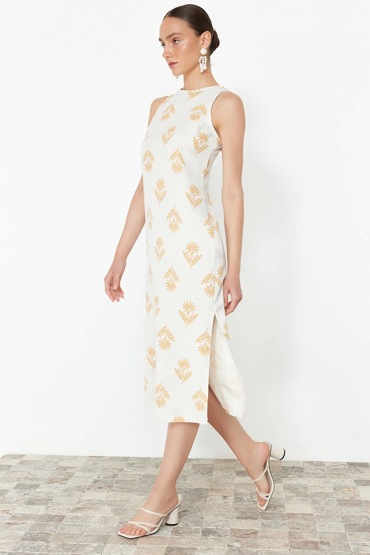 Trendyol Collection  Ecrufarbenes, gerade geschnittenes Midi-Gewebekleid mit ethnischem Muster TWOSS24EL00935