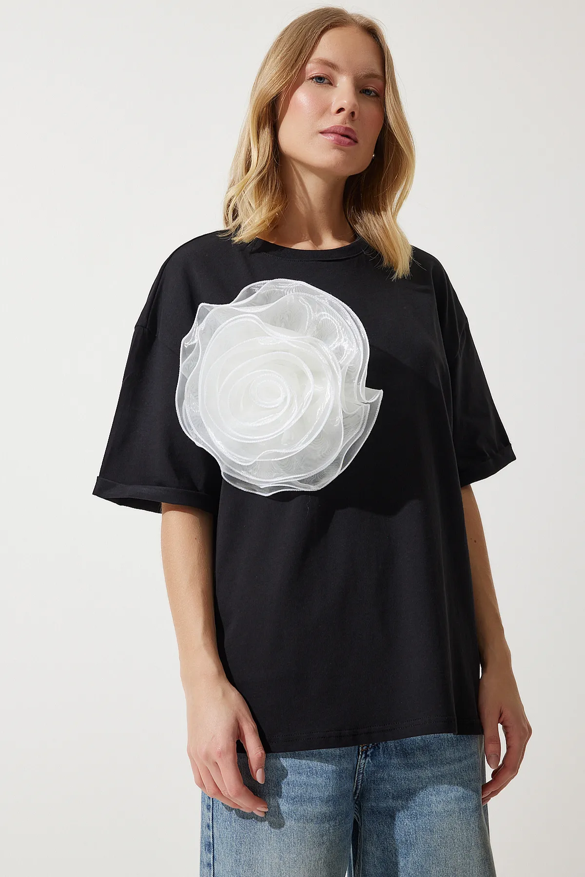 Happiness İstanbul  Schwarzes Damen-T-Shirt mit Blumenbrosche und detailliertem Design UL00018