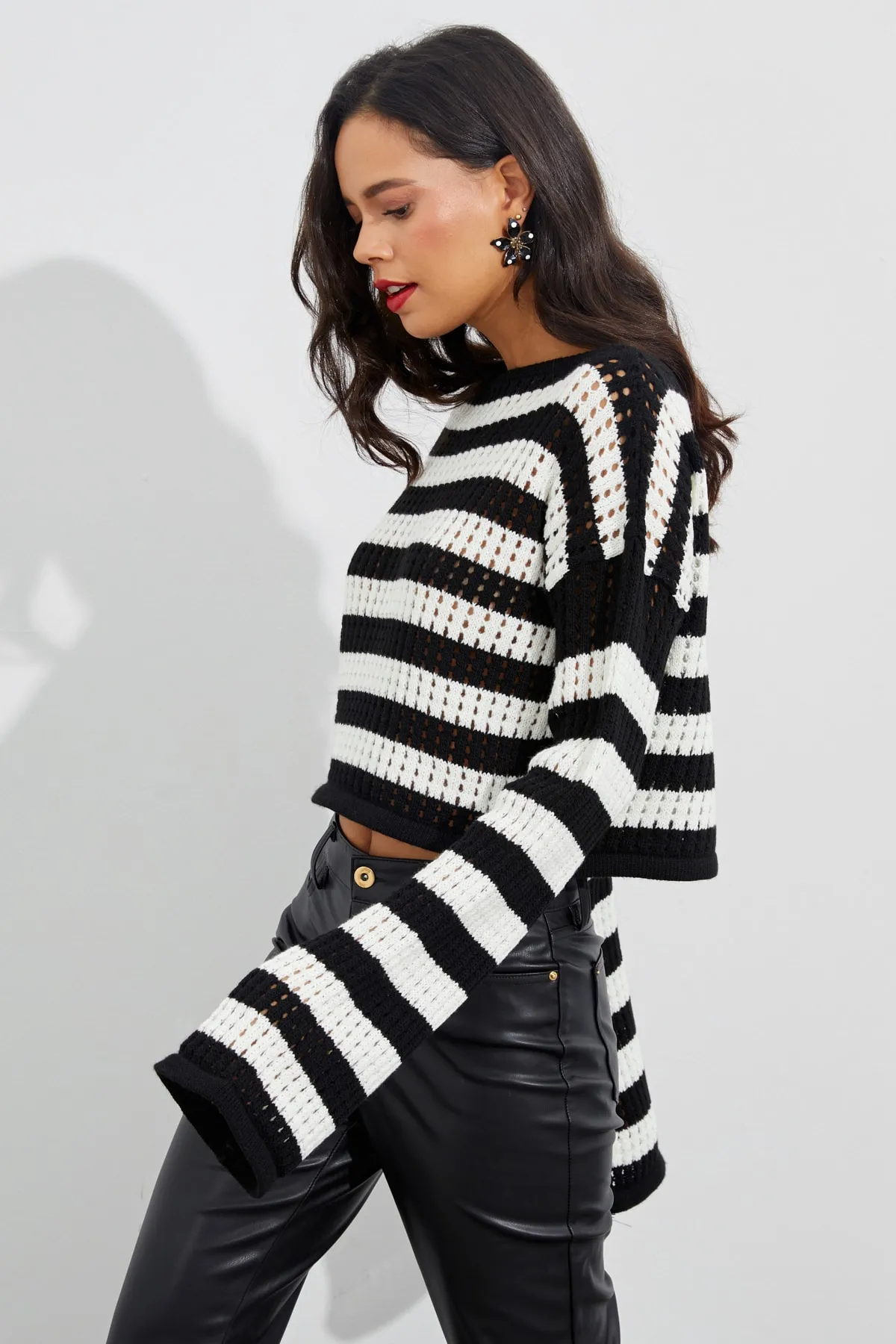 Cool & Sexy  Ecru-schwarze, durchbrochene Strick-Kurzbluse mit spanischen Ärmeln für Damen YV109