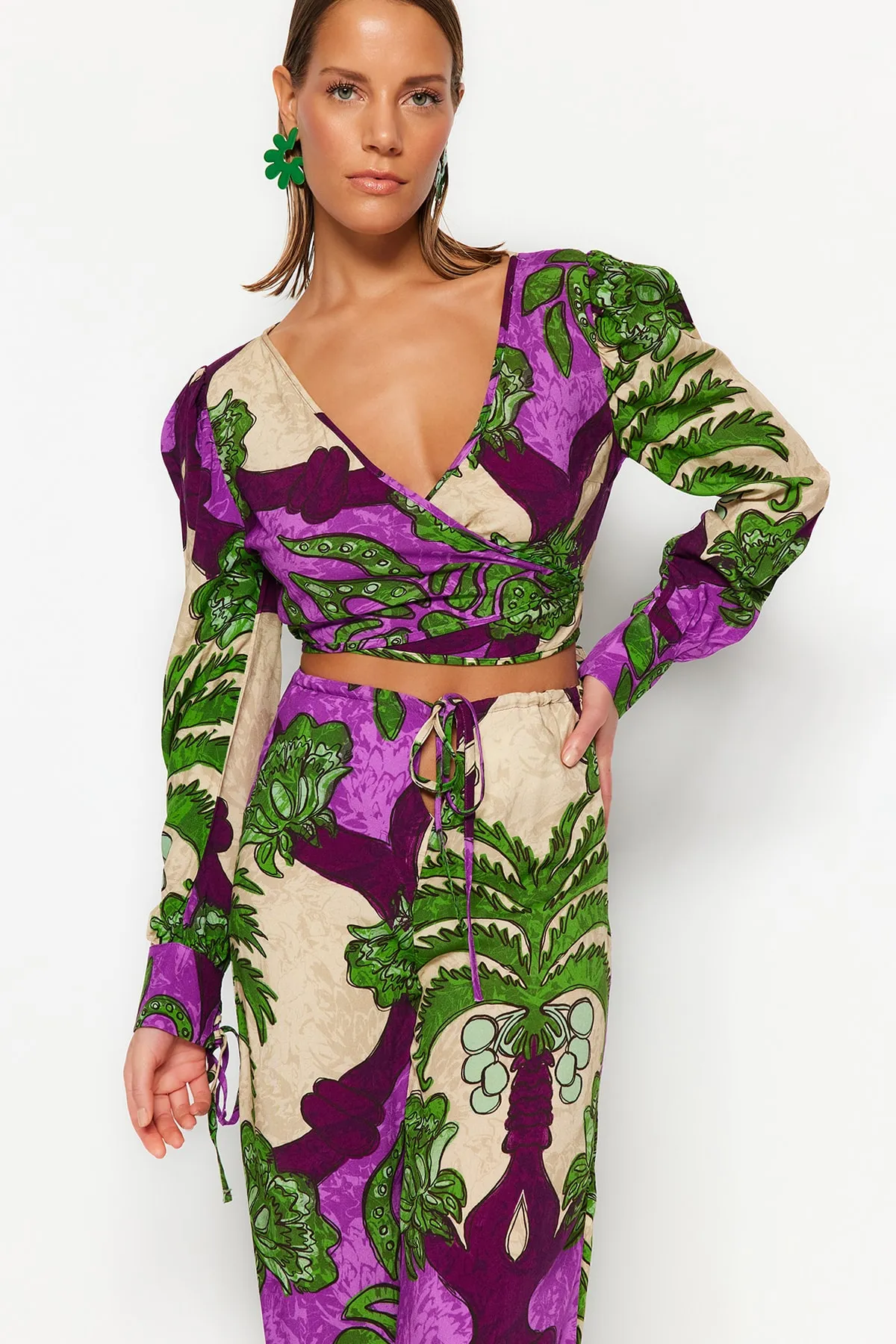 Trendyol Collection  Set aus gewebter Bluse und Hose mit tropischem Muster TBESS23AU00103