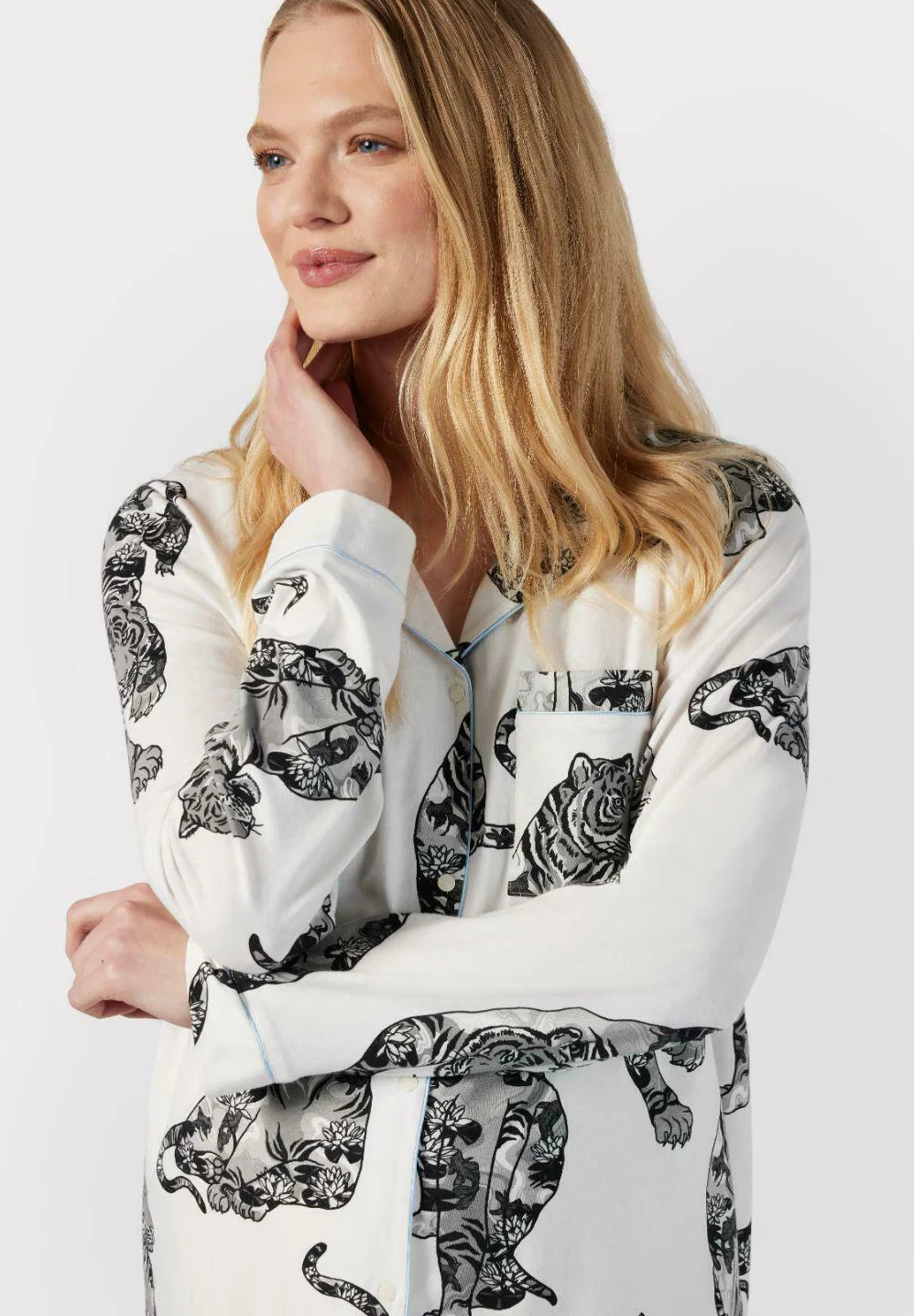 Pijama de maternidad con estampado de tigre y loto de Chelsea Peers