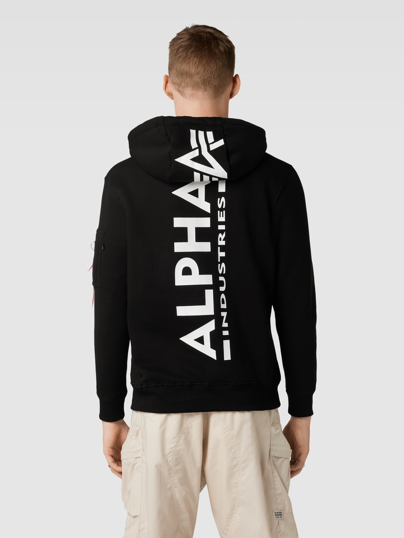 Hoodie mit Label-Patch in schwarz