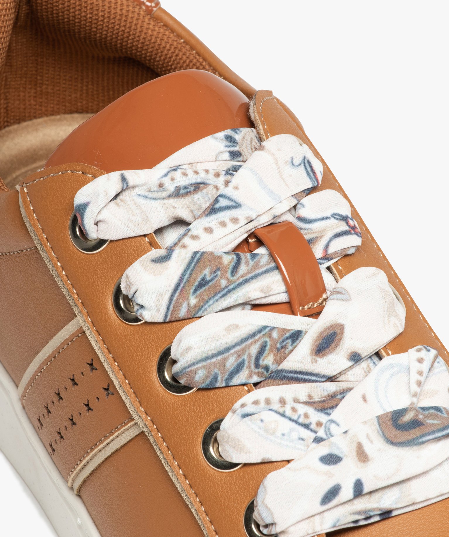 Baskets femme avec touches vernis et lacets foulard camel | GEMO