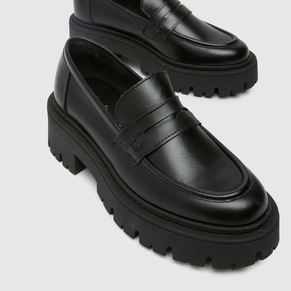 Schuh Lennox – Svarta, grova, platta loafers i läder
