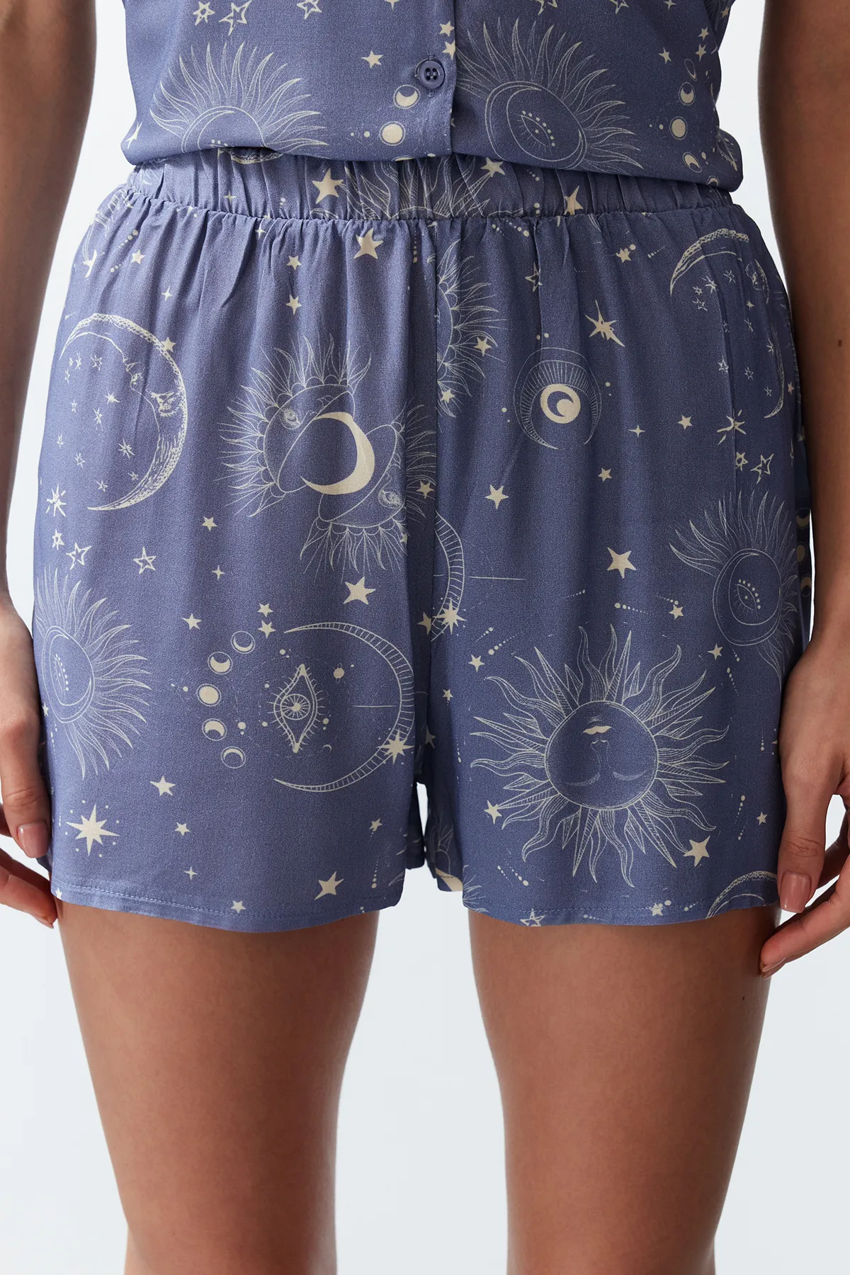 Trendyol Collection  Pyjama-Set aus Viskosegewebe mit blauem Galaxie-Muster für Damen THMSS24PT00135