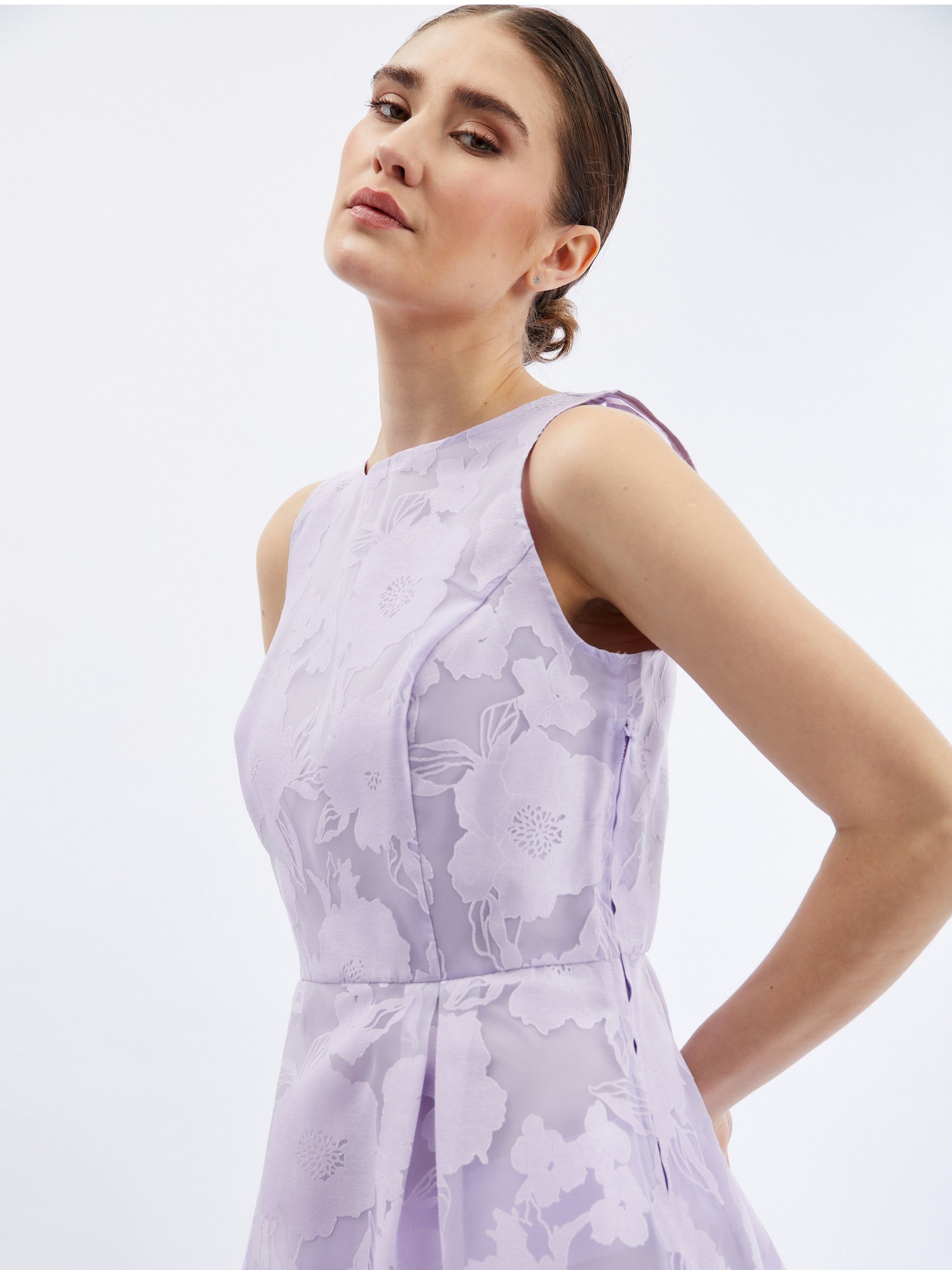 Hellviolettes Damenkleid mit dekorativen Details ORSAY