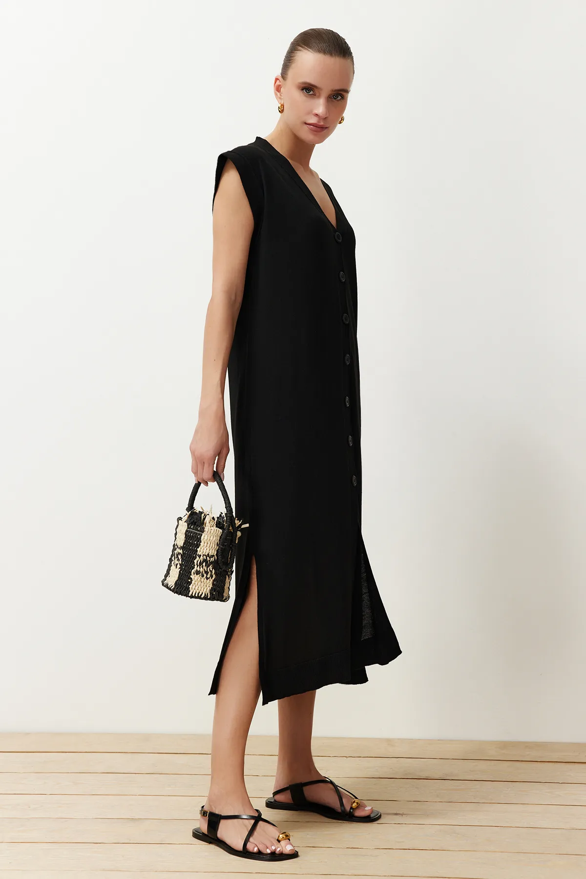 Trendyol Collection  Schwarzes Midi-Strickkleid TWOSS24EL00826