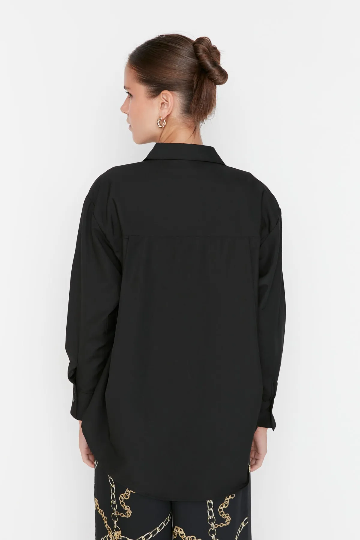 Trendyol Collection  Schwarzes Boyfriend-Hemd mit breiter Passform und gewebter Baumwolle und einer Tasche TWOAW20GO0115