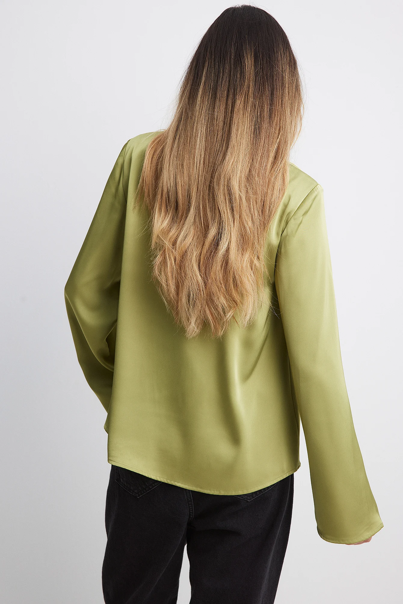Satinbluse mit gerüschtem Ausschnitt