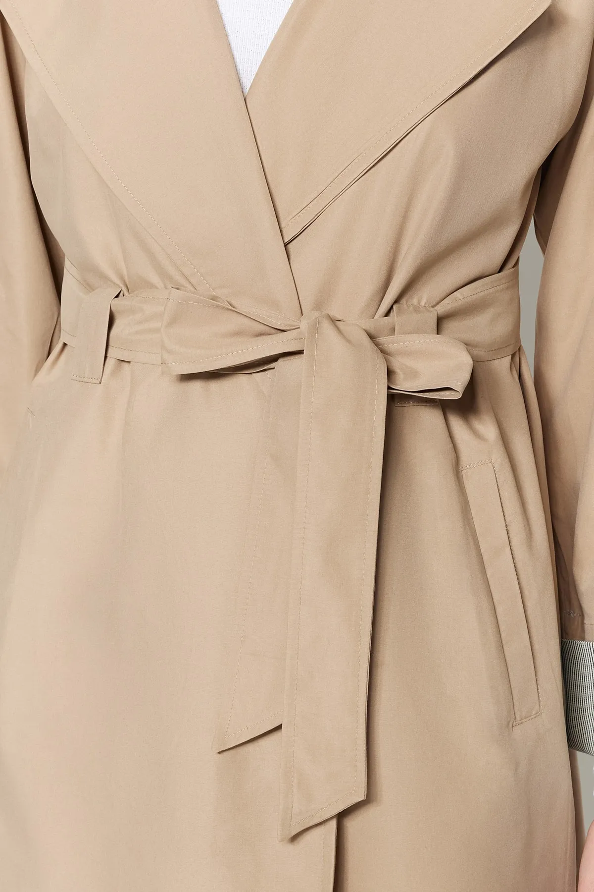 Trendyol Modest  Beiger gewebter Trenchcoat mit Bindedetail in der Taille TCTSS23CL00002