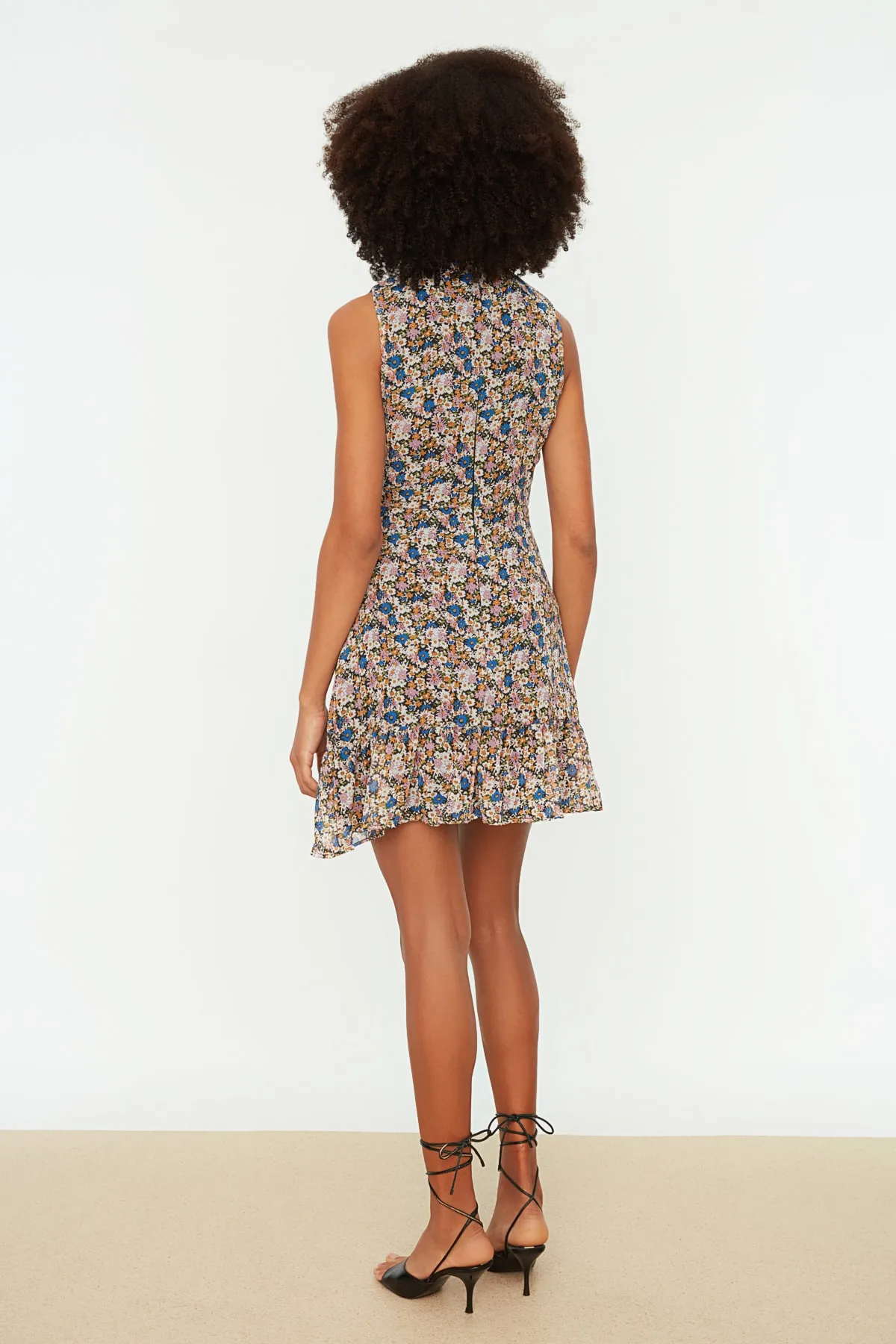 Trendyol Collection  Gemustertes, gewebtes Kleid mit Rüschen in Ecru TWOSS20EL0681