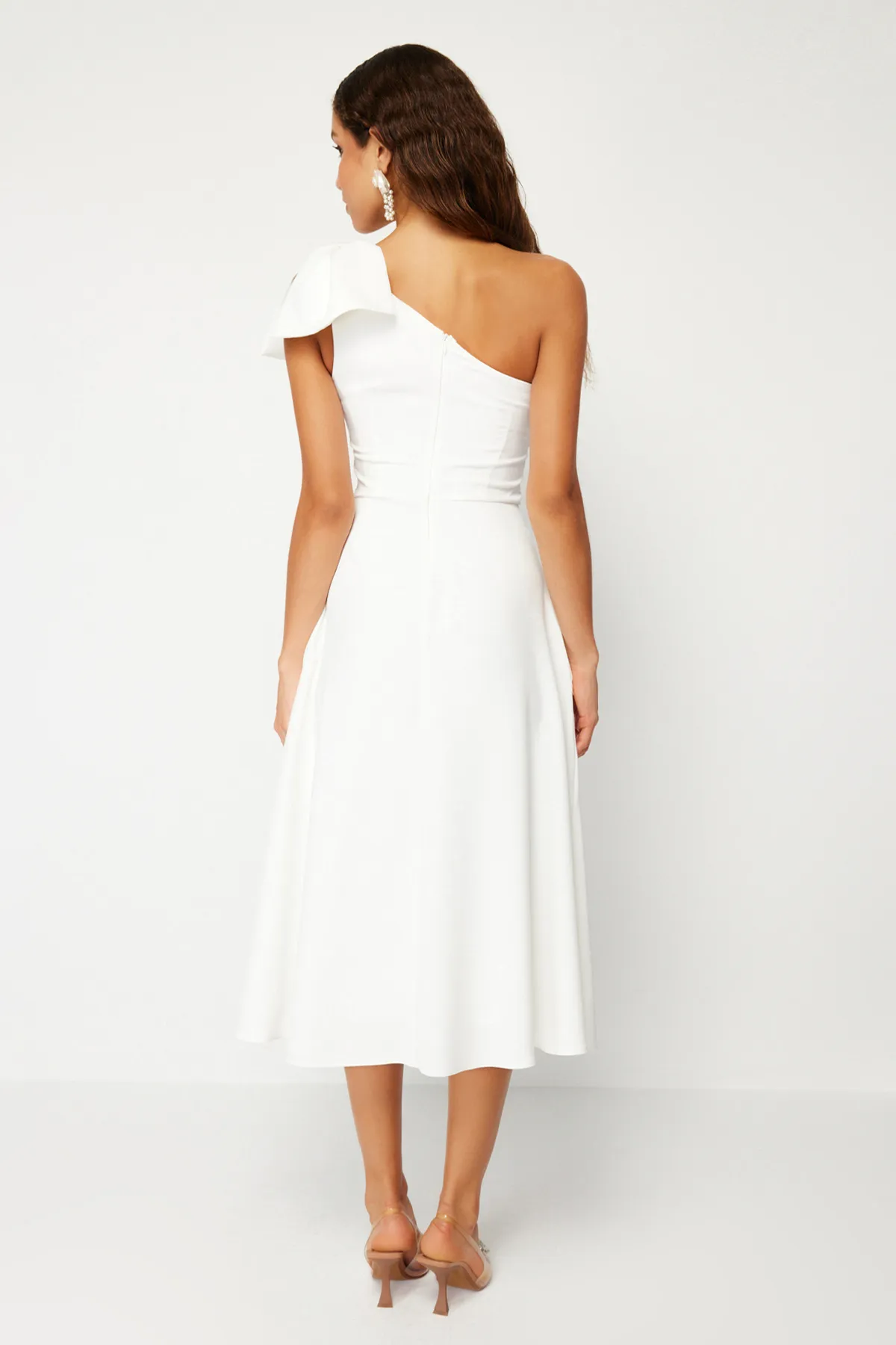 Trendyol Collection  Weißes Braut-Hochzeits-/Nikah-Elegantes Abendkleid mit Schleifendetail TPRSS24EL00105