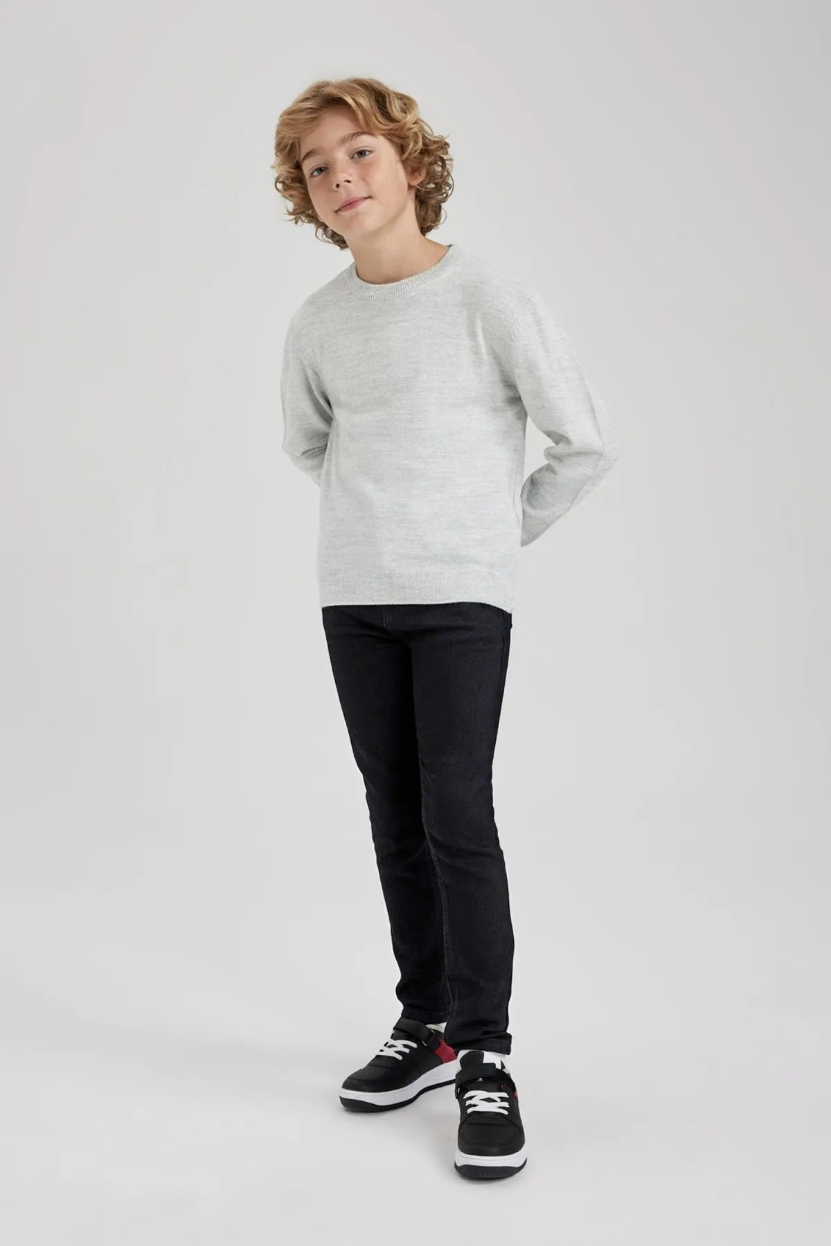 DeFacto  Strickpullover für Jungen mit normaler Passform und Rundhalsausschnitt