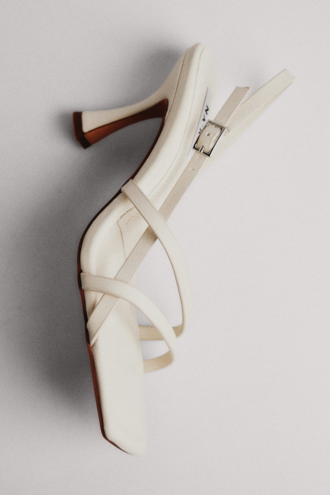 Sandalen mit Absatz und überkreuzten Riemen