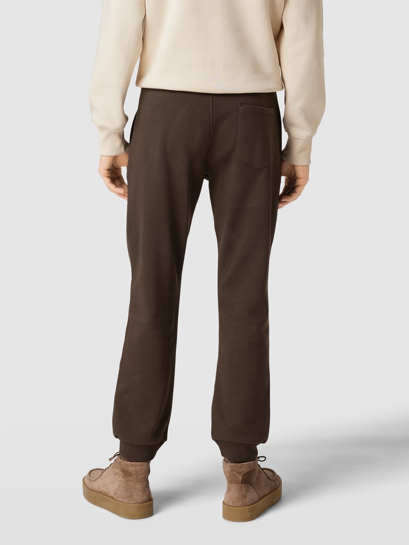 Sweatpants mit Eingrifftaschen in dunkelbraun