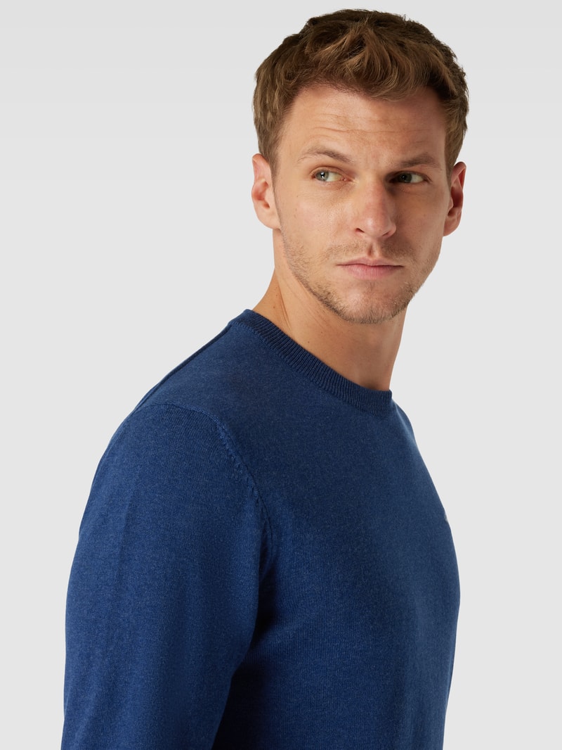 Strickpullover mit Rundhalsausschnitt und Label-Stitching in marineblau meliert