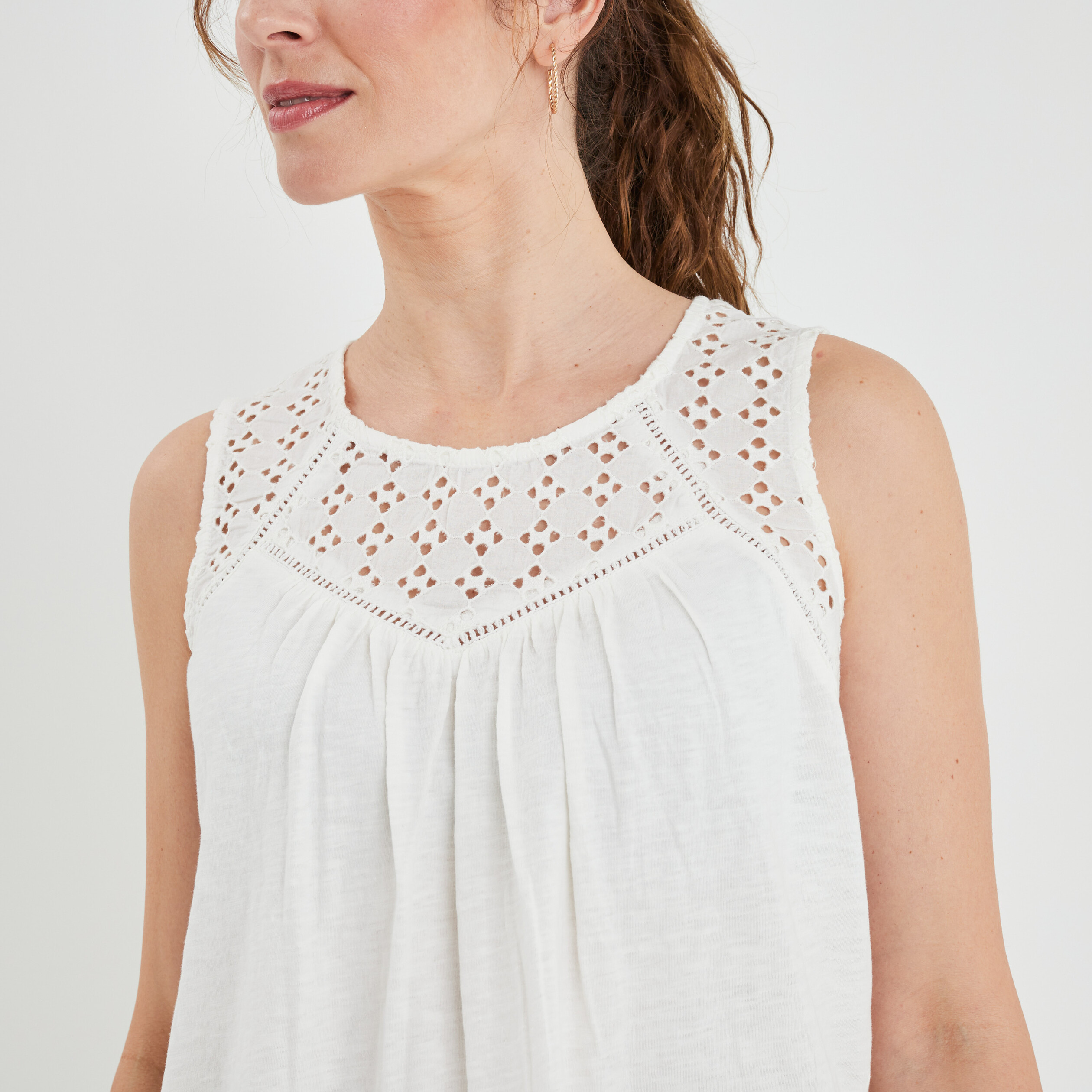 Débardeur broderie anglaise et fente blanc femme | La Halle
