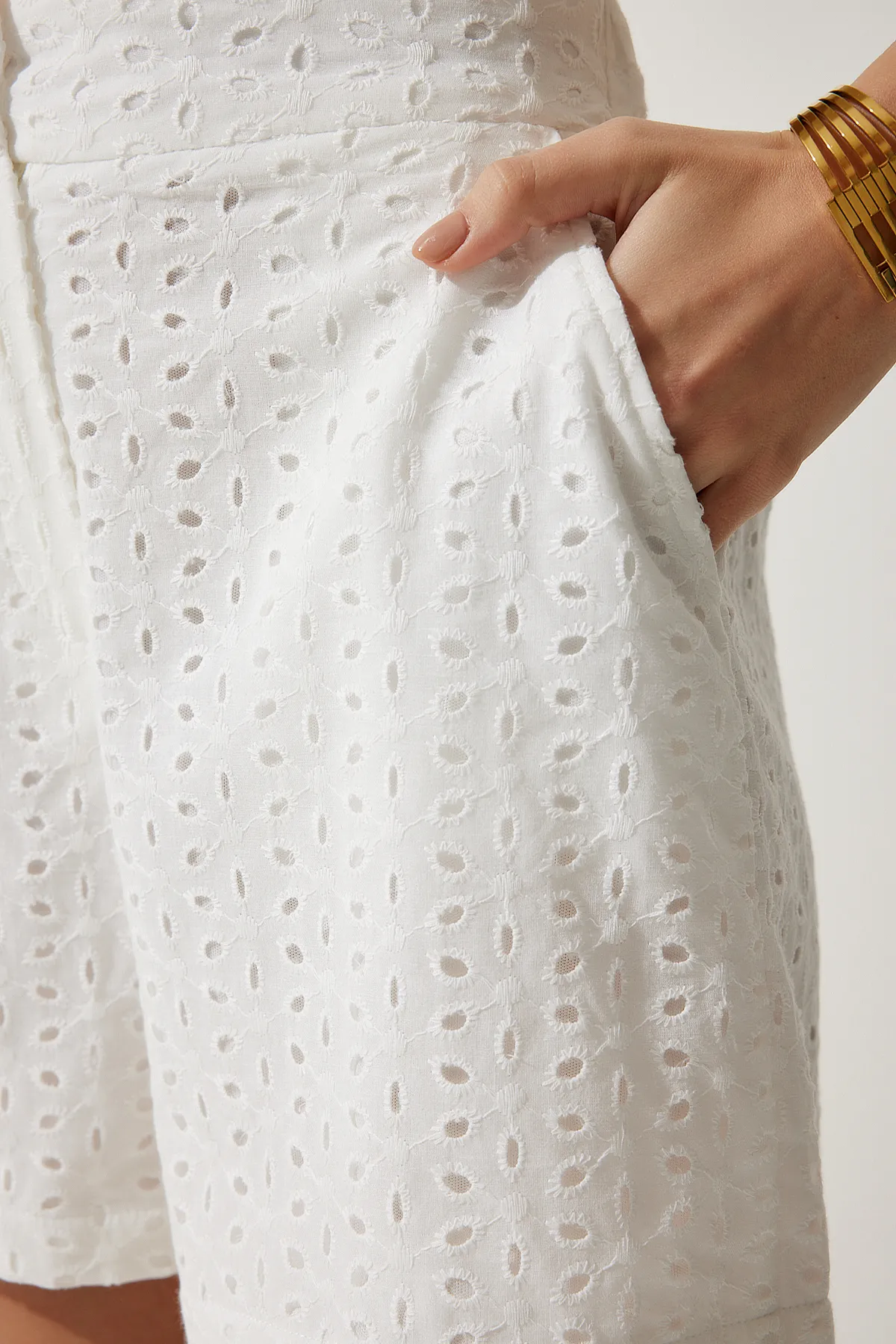 Happiness İstanbul  Weißes, stilvolles, gewebtes Hemd-Shorts-Set mit Wellenkanten für Damen TO00127
