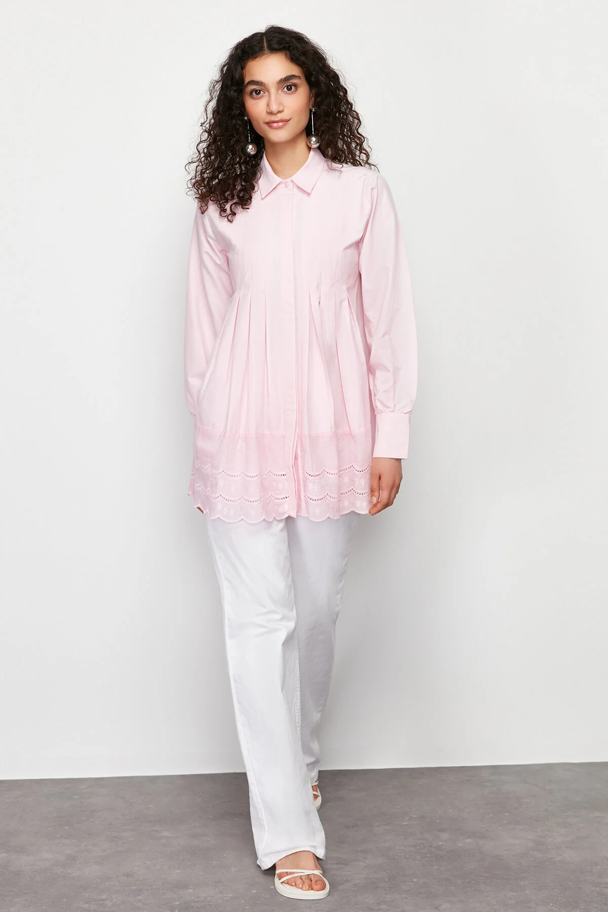 Trendyol Modest  Hellrosa Hemd aus gewebter Baumwolle mit Stickereidetail TCTSS24TG00017