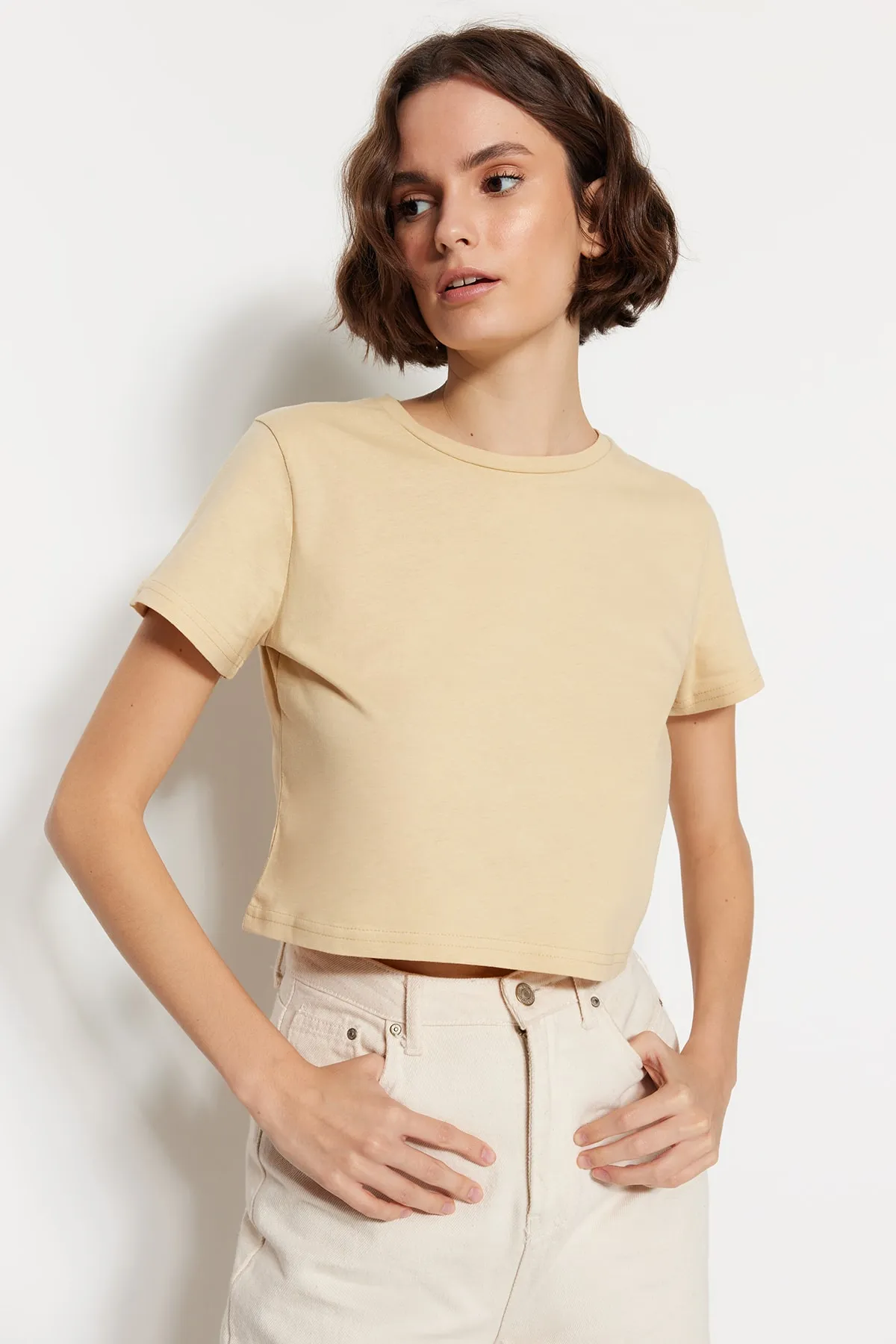 Trendyol Collection  Beigebraunes, kurz geschnittenes Strick-T-Shirt mit Rundhalsausschnitt im 2er-Pack aus 100 % Baumwolle TWOSS20TS1480