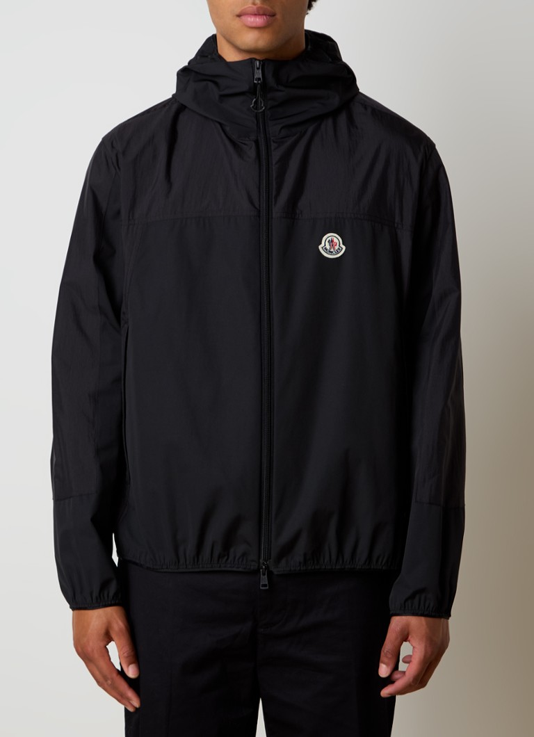 Vetrovka Moncler Kona z logotipom in kapuco
