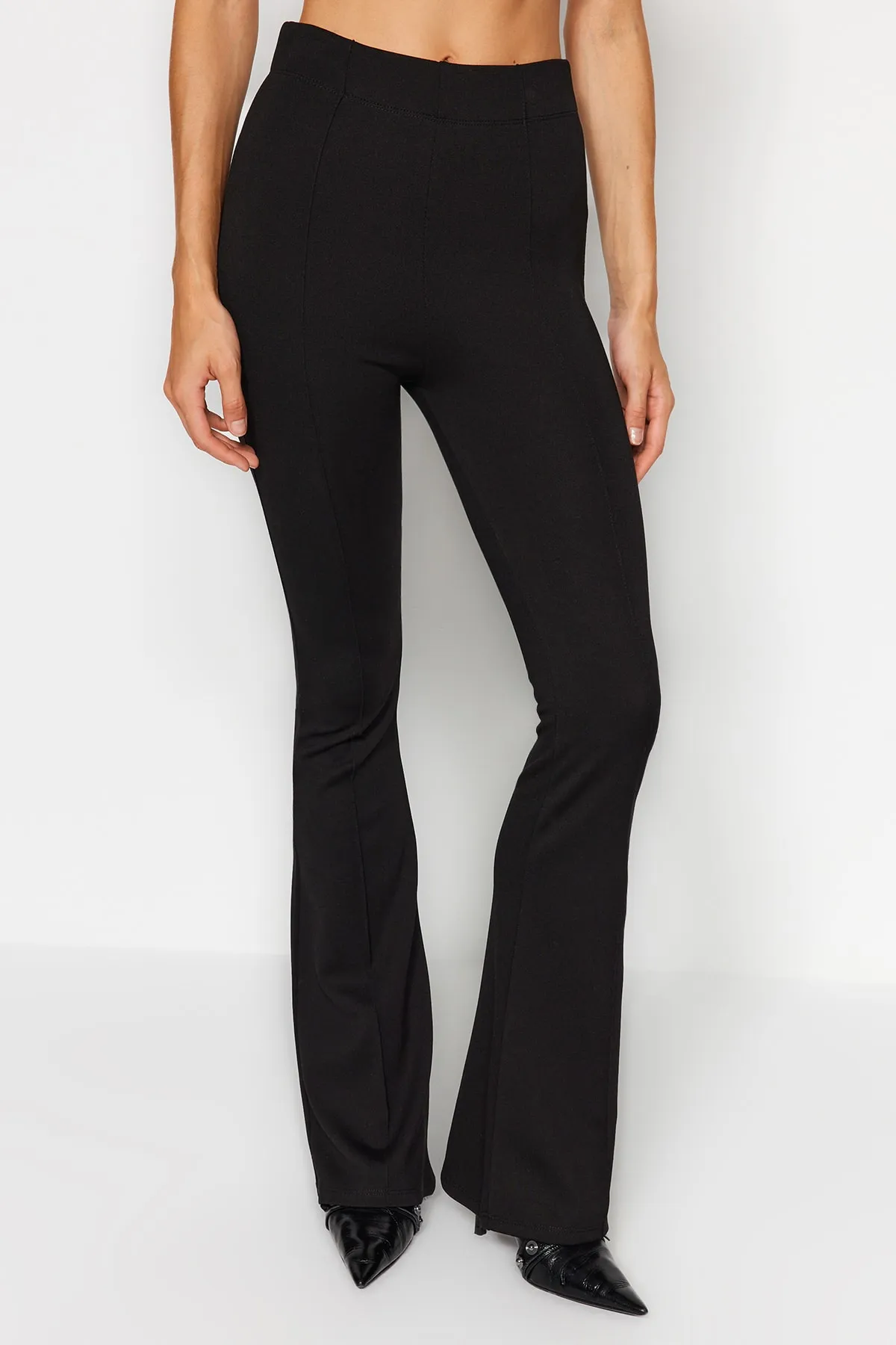 Trendyol Collection  Schwarze Strick-Leggings mit elastischem Bund und geripptem Schlag/Spanisches Bein mit hoher Taille TWOAW22PL0107