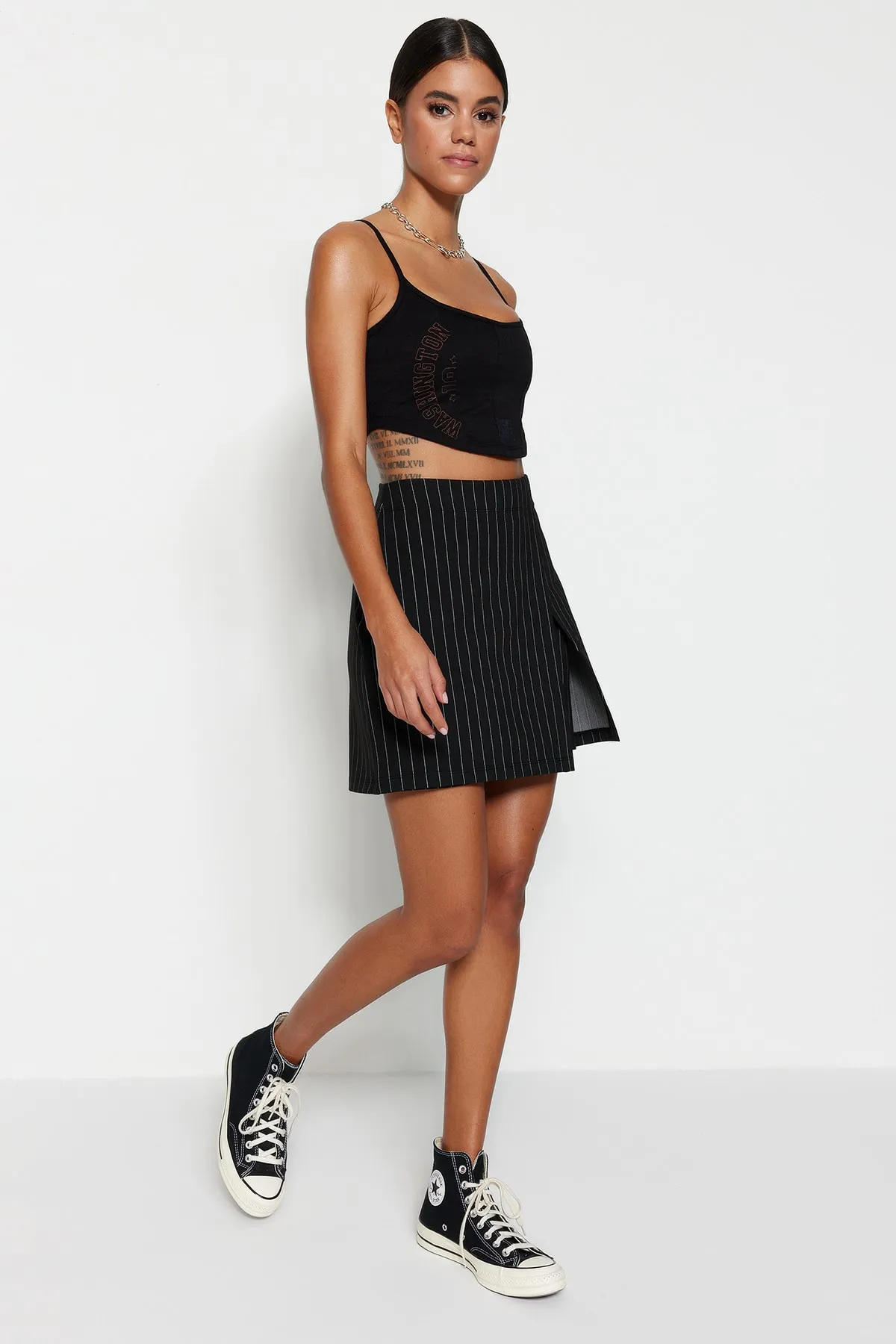Trendyol Collection  Schwarzer eleganter gestreifter Mini-Shorts-Rock mit hoher Taille aus Strick TWOSS23SR00076