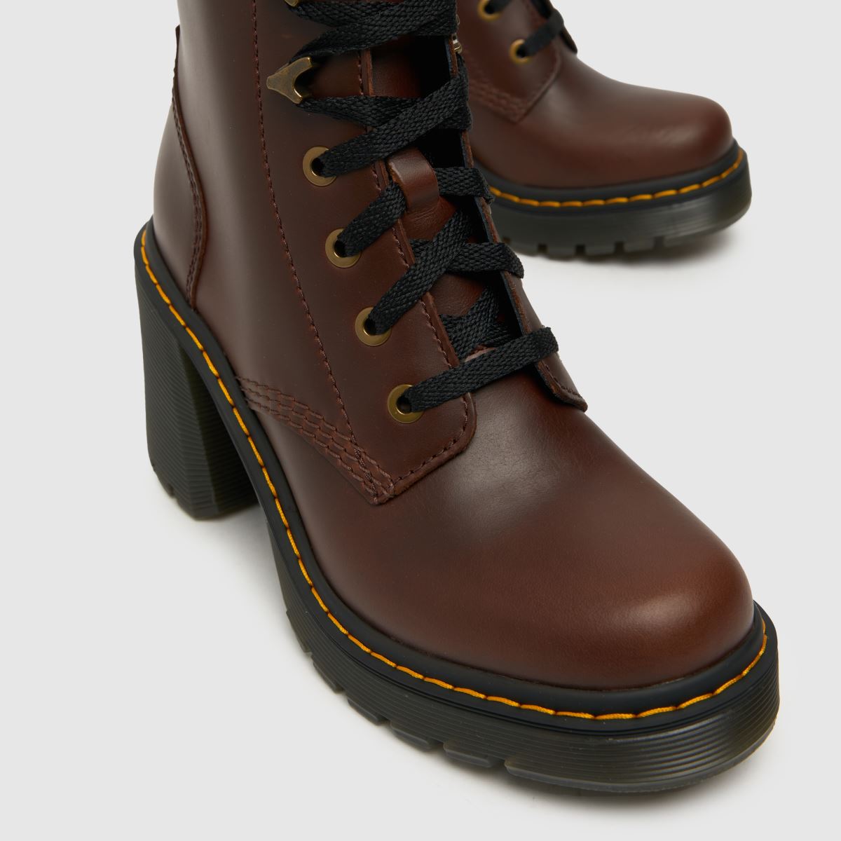 Dr Martens – Jesy – Mörkbruna stövlar med klack