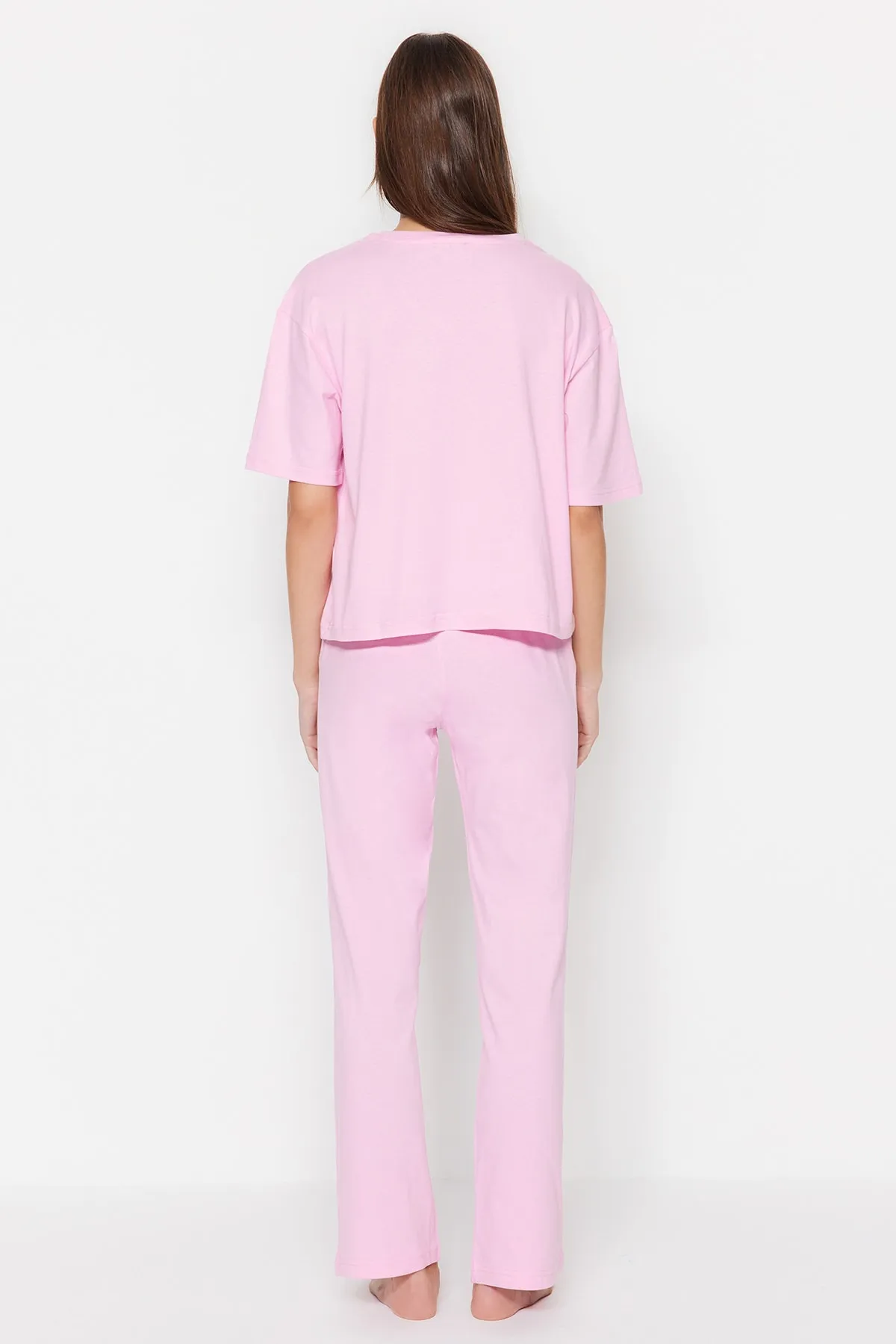 Trendyol Collection  Hellrosa gestricktes Pyjama-Set aus 100 % Baumwolle mit Slogan-Aufdruck und T-Shirt-Hose THMSS23PT00134