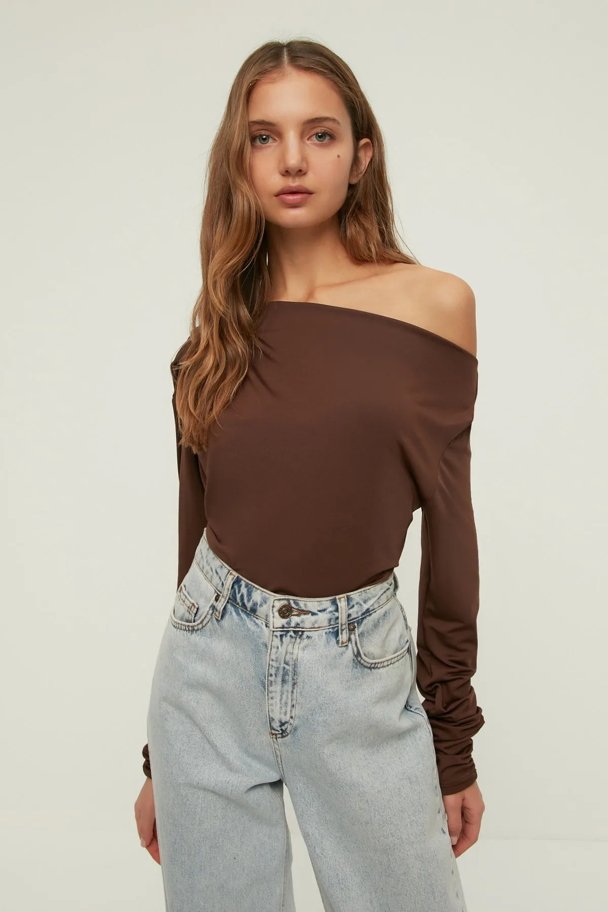 Trendyol Collection  Braune, fließende, dehnbare Strickbluse mit asymmetrischem Kragen TWOAW21BZ1383