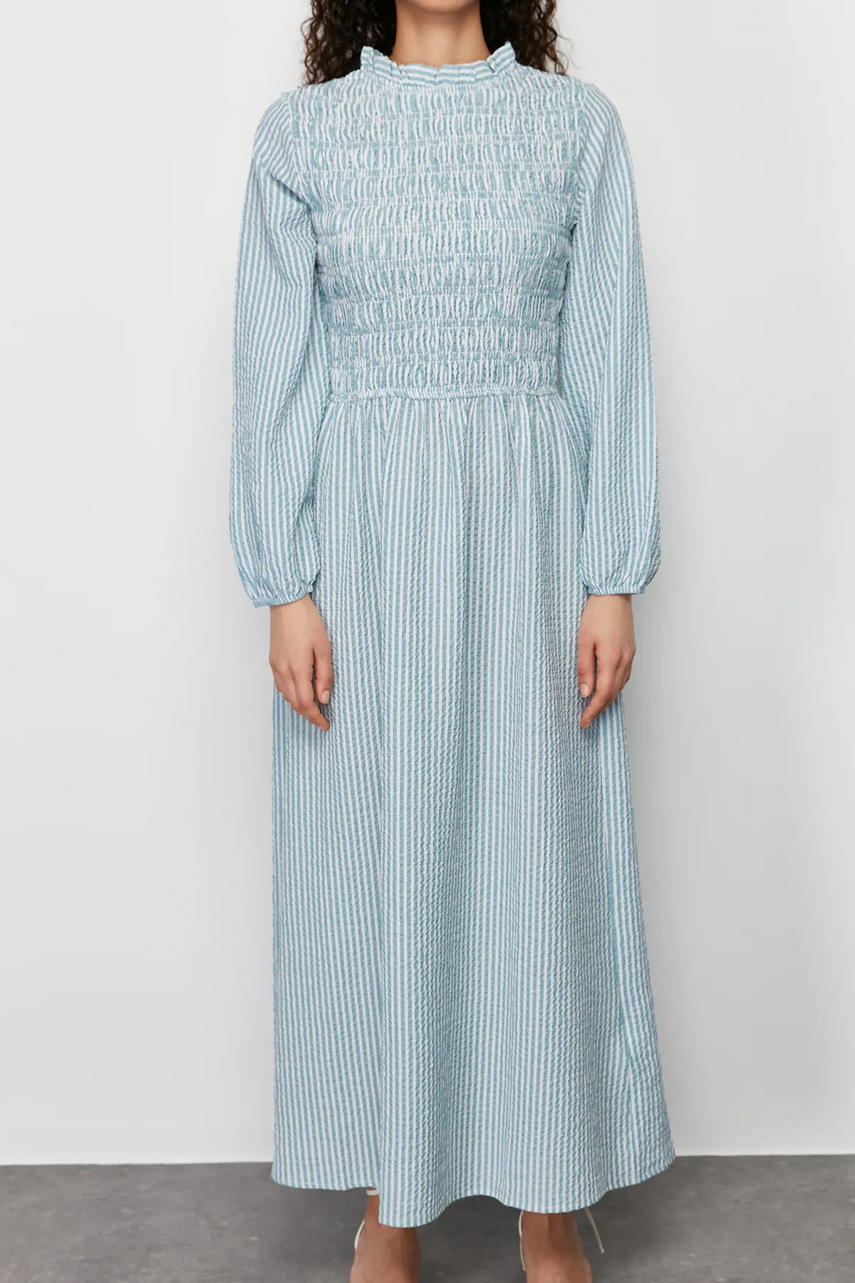 Trendyol Modest  Grün gestreiftes Gipe-Webkleid mit detaillierten Details TCTSS24EB00082